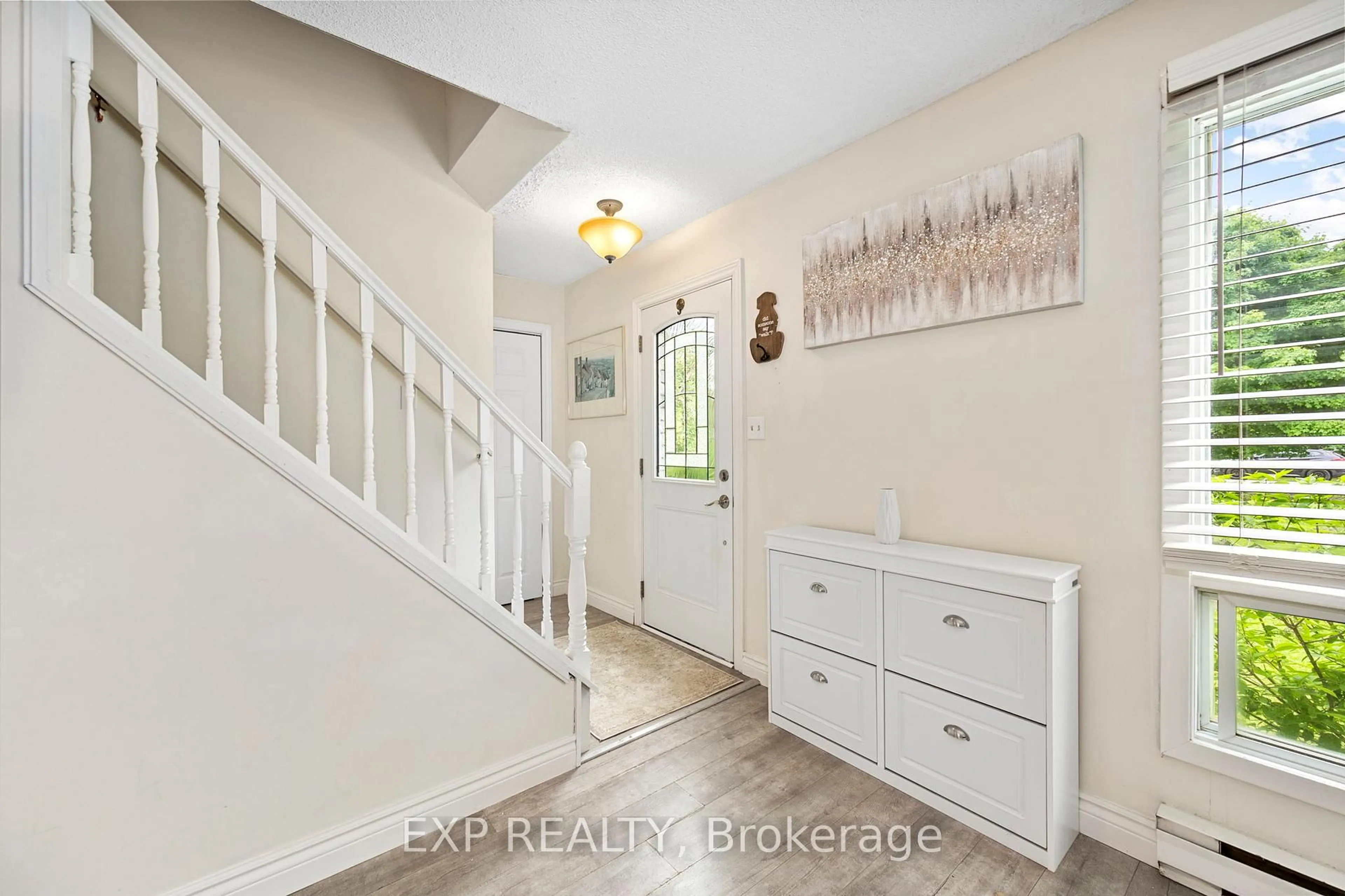 Indoor entryway for 75 Brook Cres, Georgina Ontario L0E 1N0