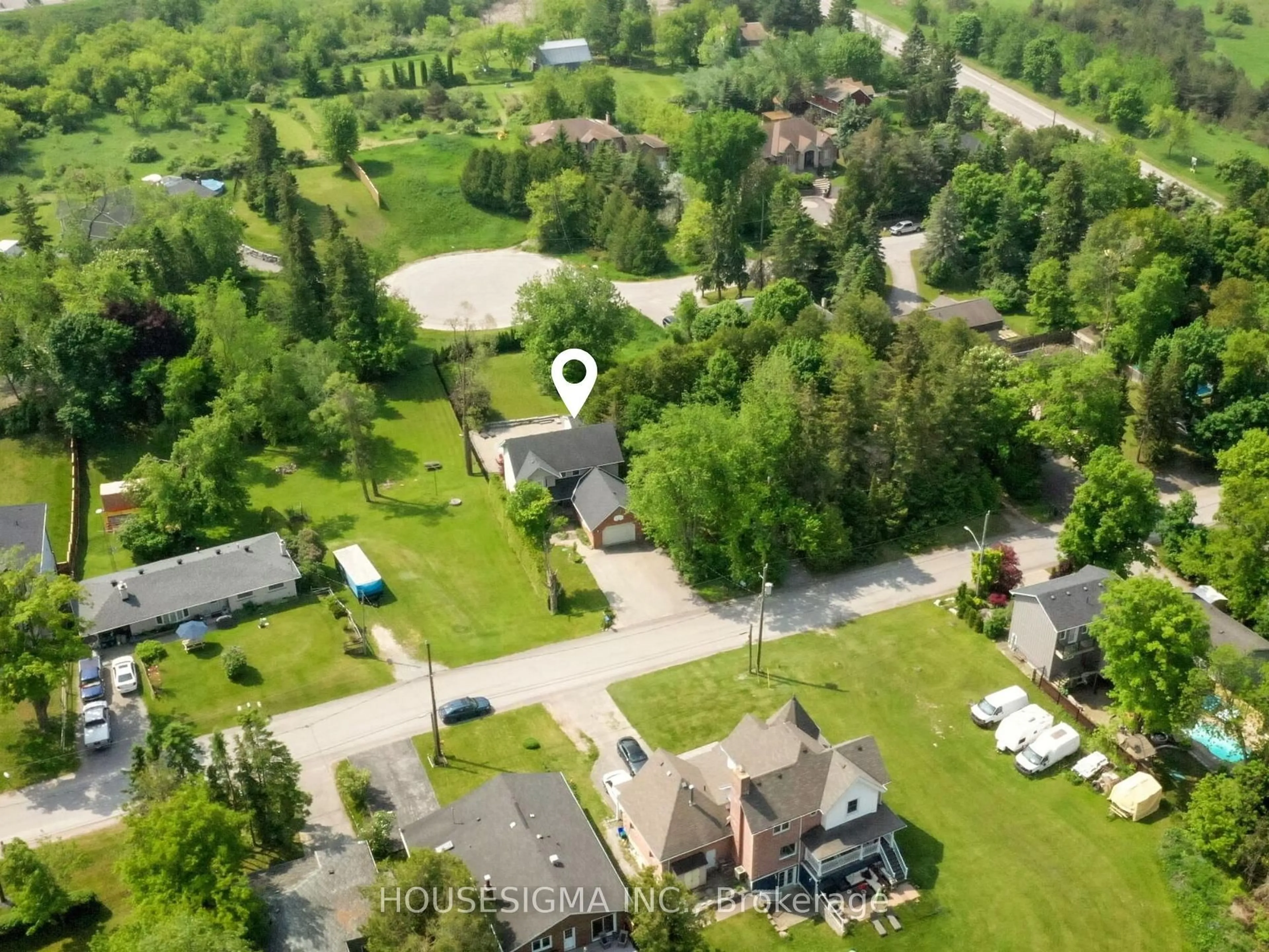 A pic from outside/outdoor area/front of a property/back of a property/a pic from drone, street for 6053 Hillsdale Dr, Whitchurch-Stouffville Ontario L4A 7X3
