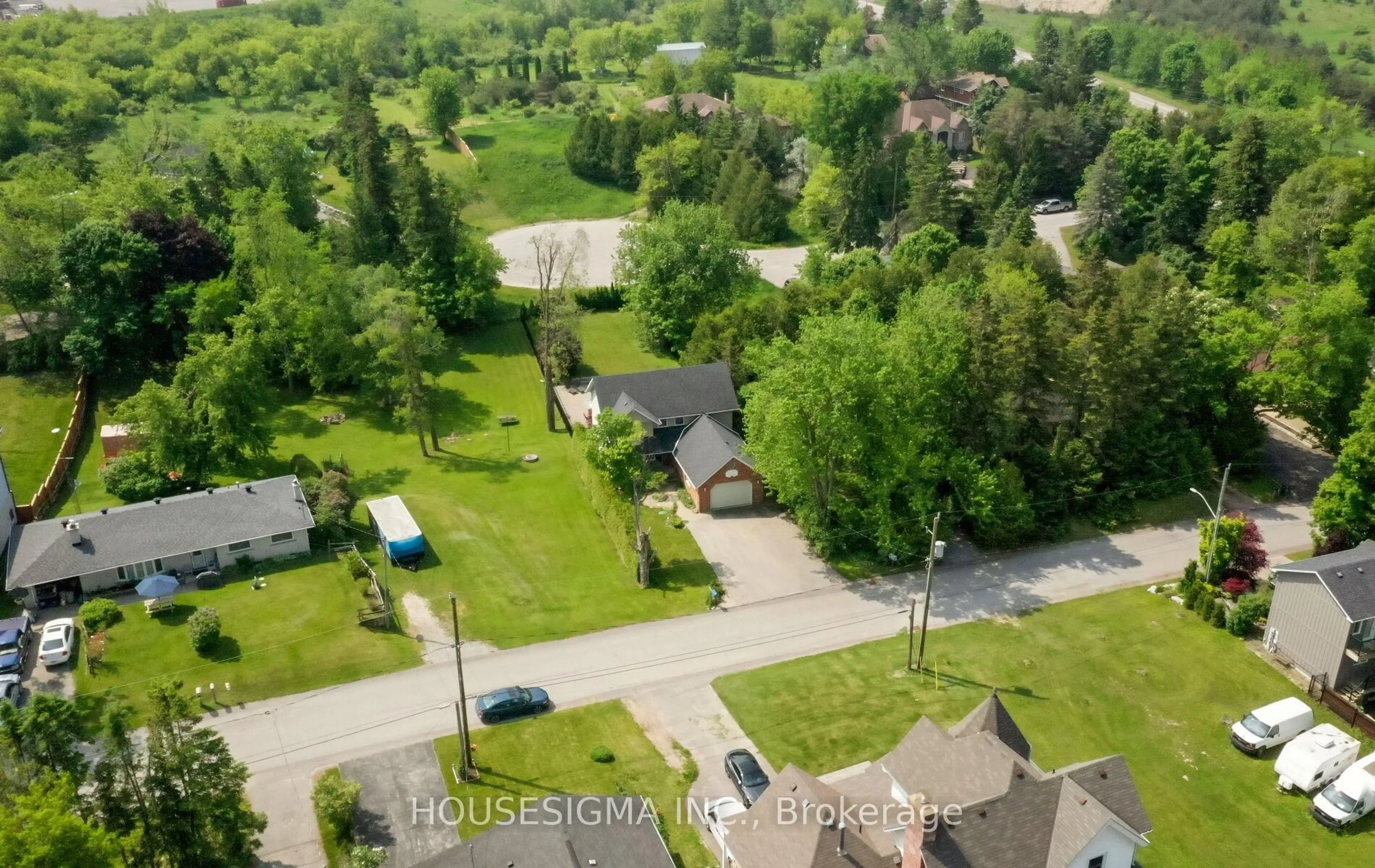 A pic from outside/outdoor area/front of a property/back of a property/a pic from drone, street for 6053 Hillsdale Dr, Whitchurch-Stouffville Ontario L4A 7X3