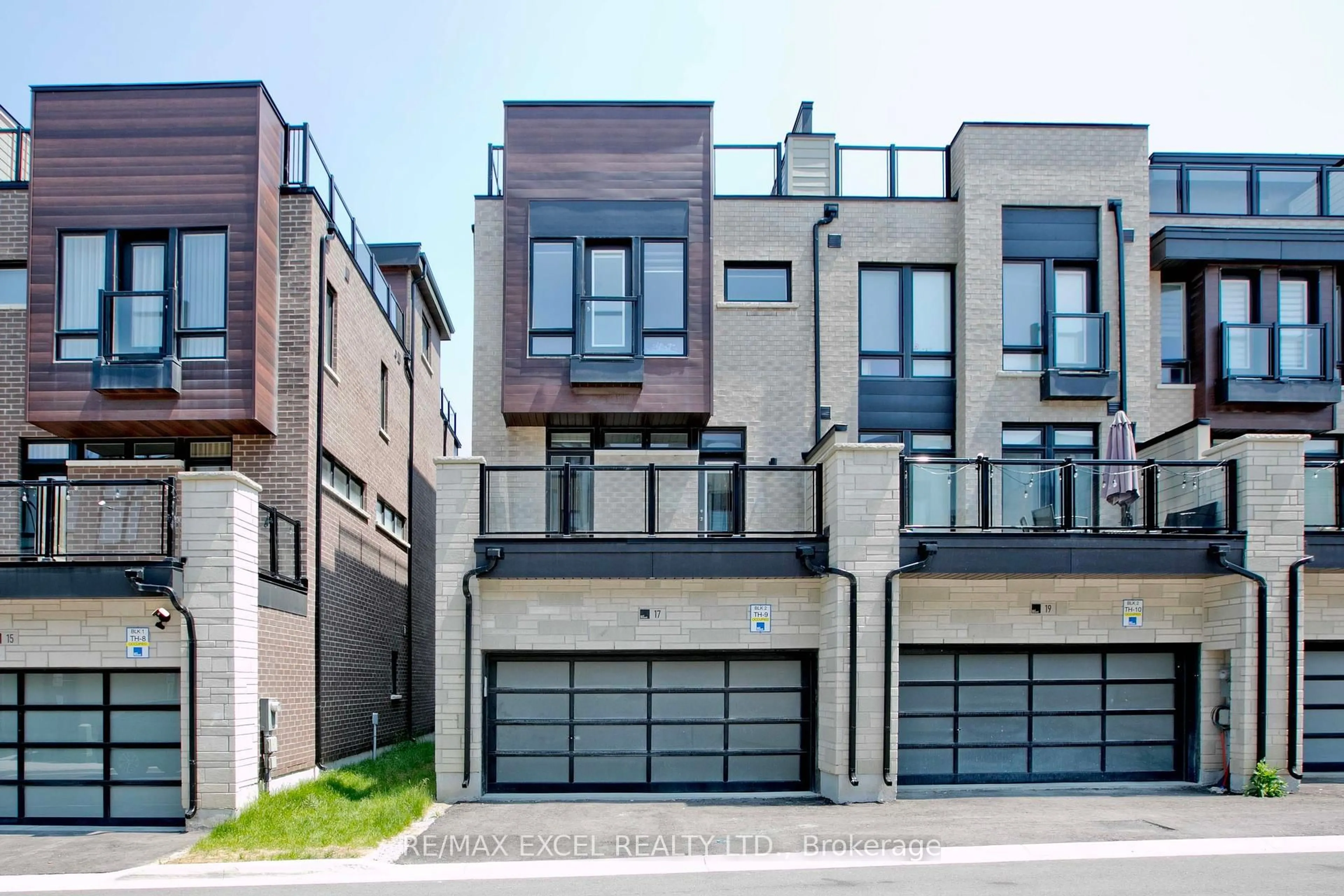 Home with brick exterior material, street for 17 Credit Lane, Richmond Hill Ontario L4E 3M6