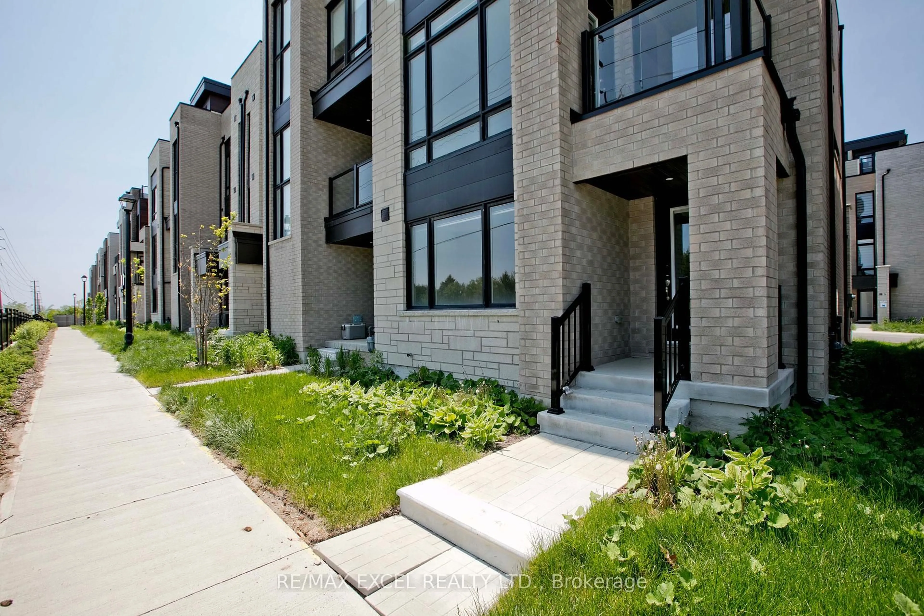 Home with brick exterior material, street for 17 Credit Lane, Richmond Hill Ontario L4E 3M6