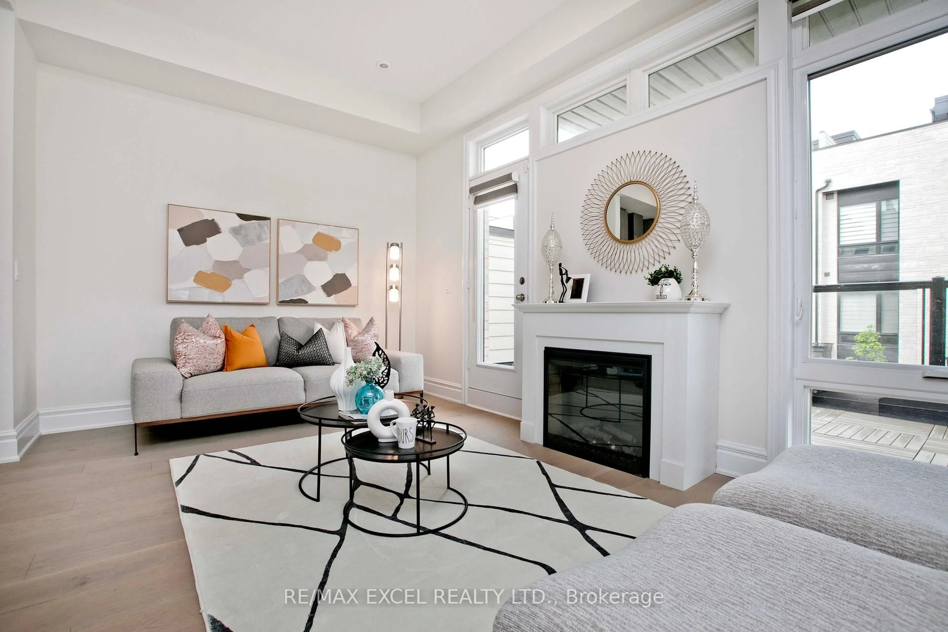 Living room with furniture, unknown for 17 Credit Lane, Richmond Hill Ontario L4E 3M6