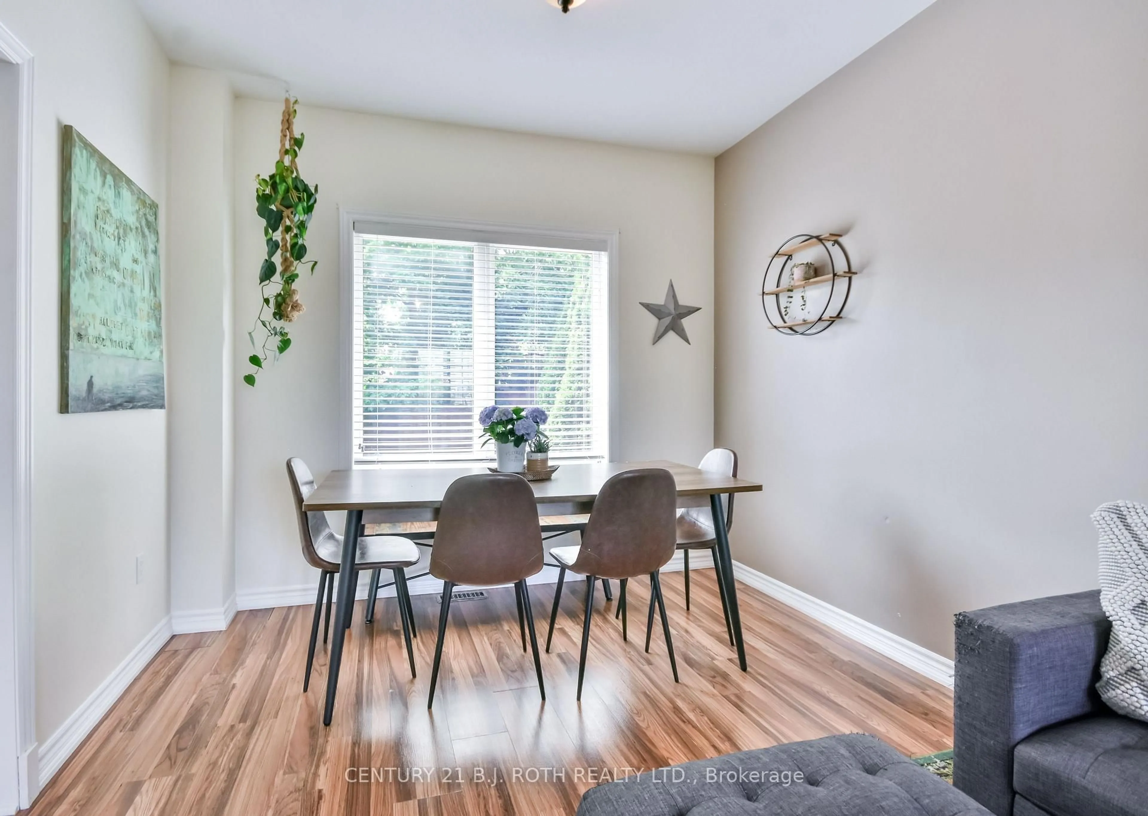 Dining room, wood/laminate floor for 1863 Swan St, Innisfil Ontario L9S 0B2
