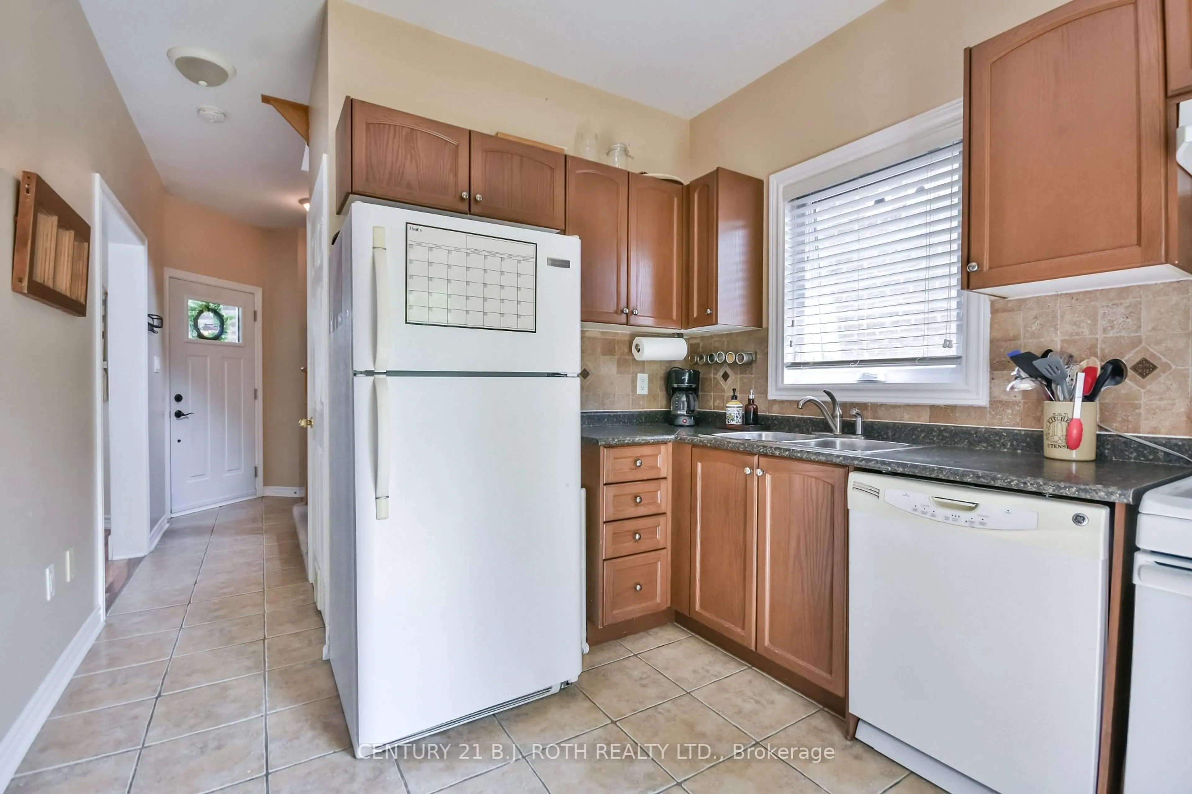 Standard kitchen, ceramic/tile floor for 1863 Swan St, Innisfil Ontario L9S 0B2