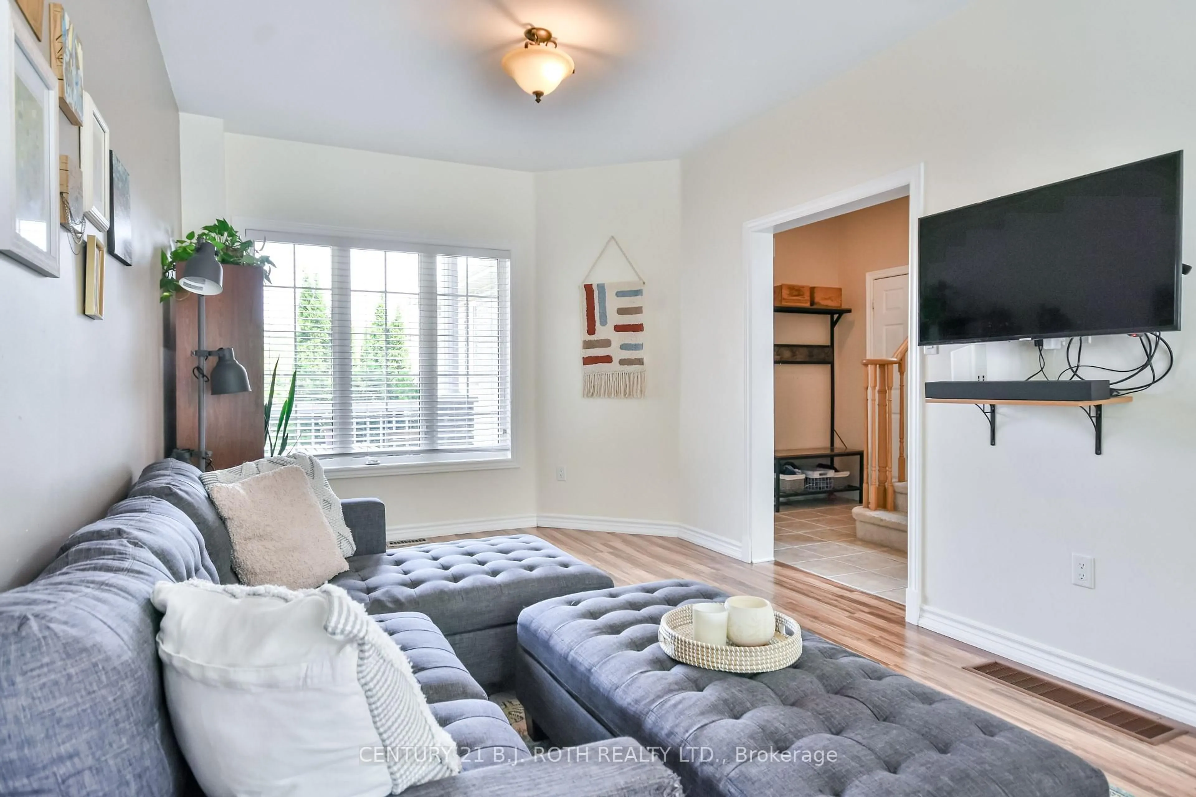 Living room with furniture, unknown for 1863 Swan St, Innisfil Ontario L9S 0B2