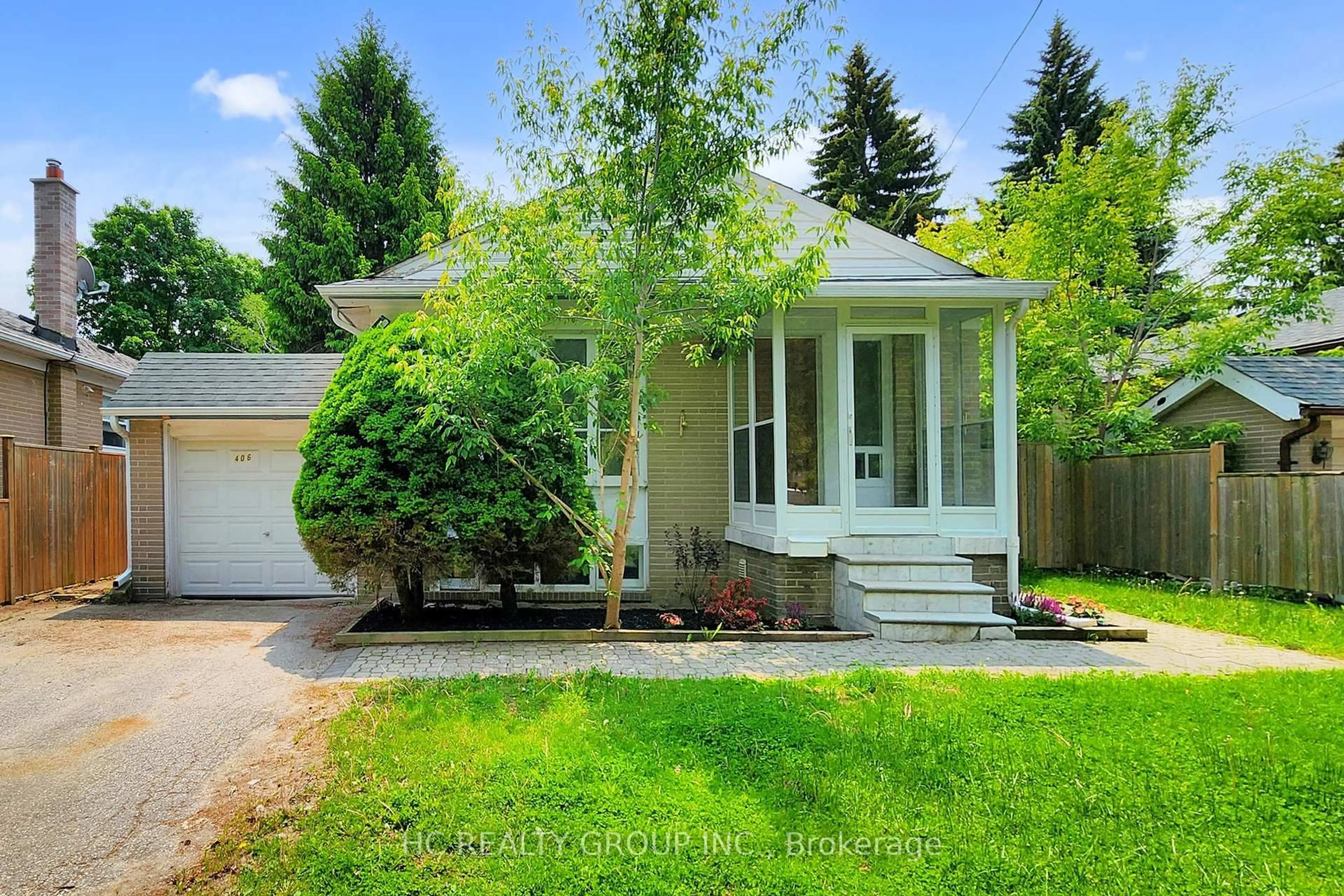 Home with vinyl exterior material, street for 406 Centre St, Richmond Hill Ontario L4C 1B7