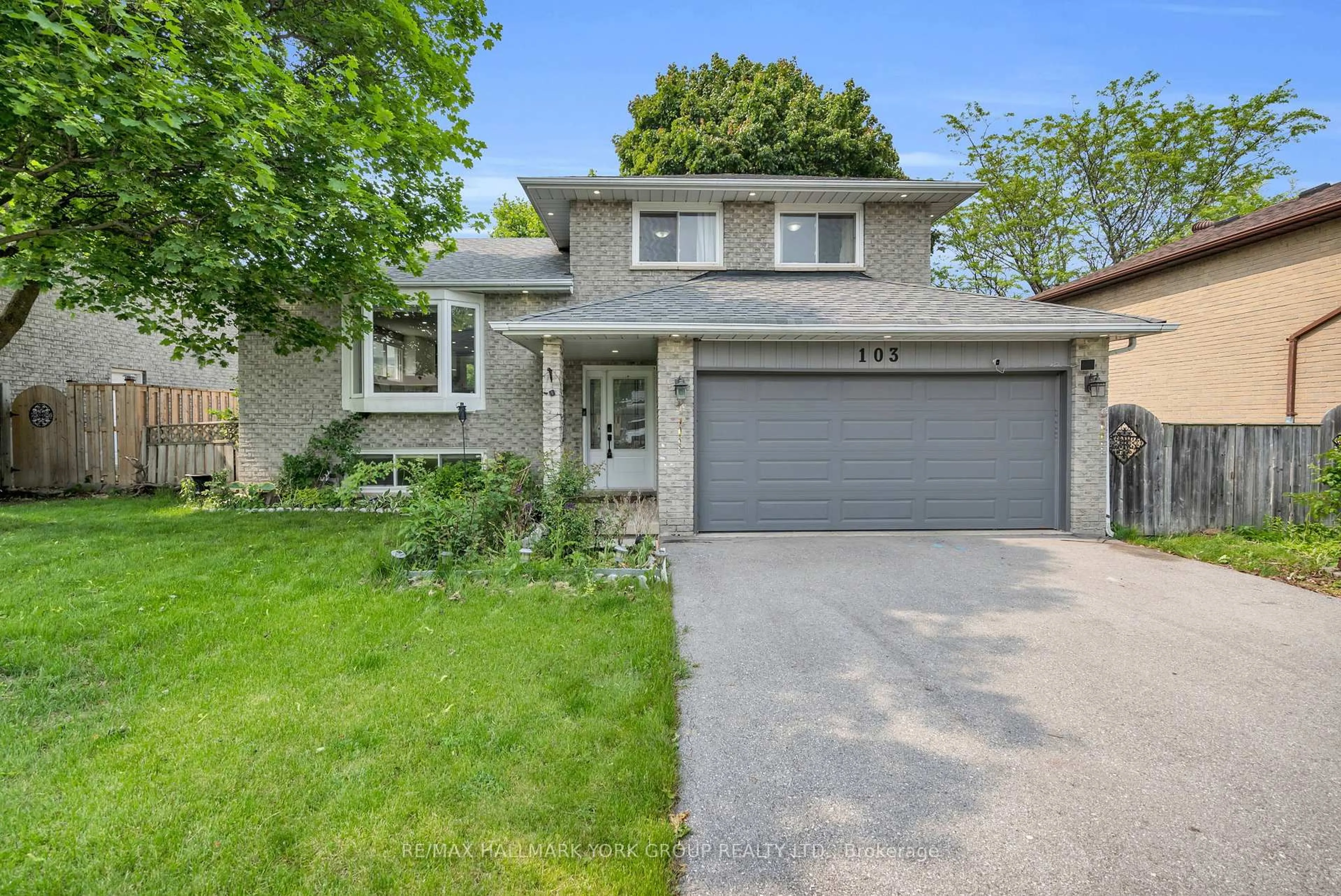 Home with vinyl exterior material, street for 103 Wood Cres, Bradford West Gwillimbury Ontario L3Z 2G4