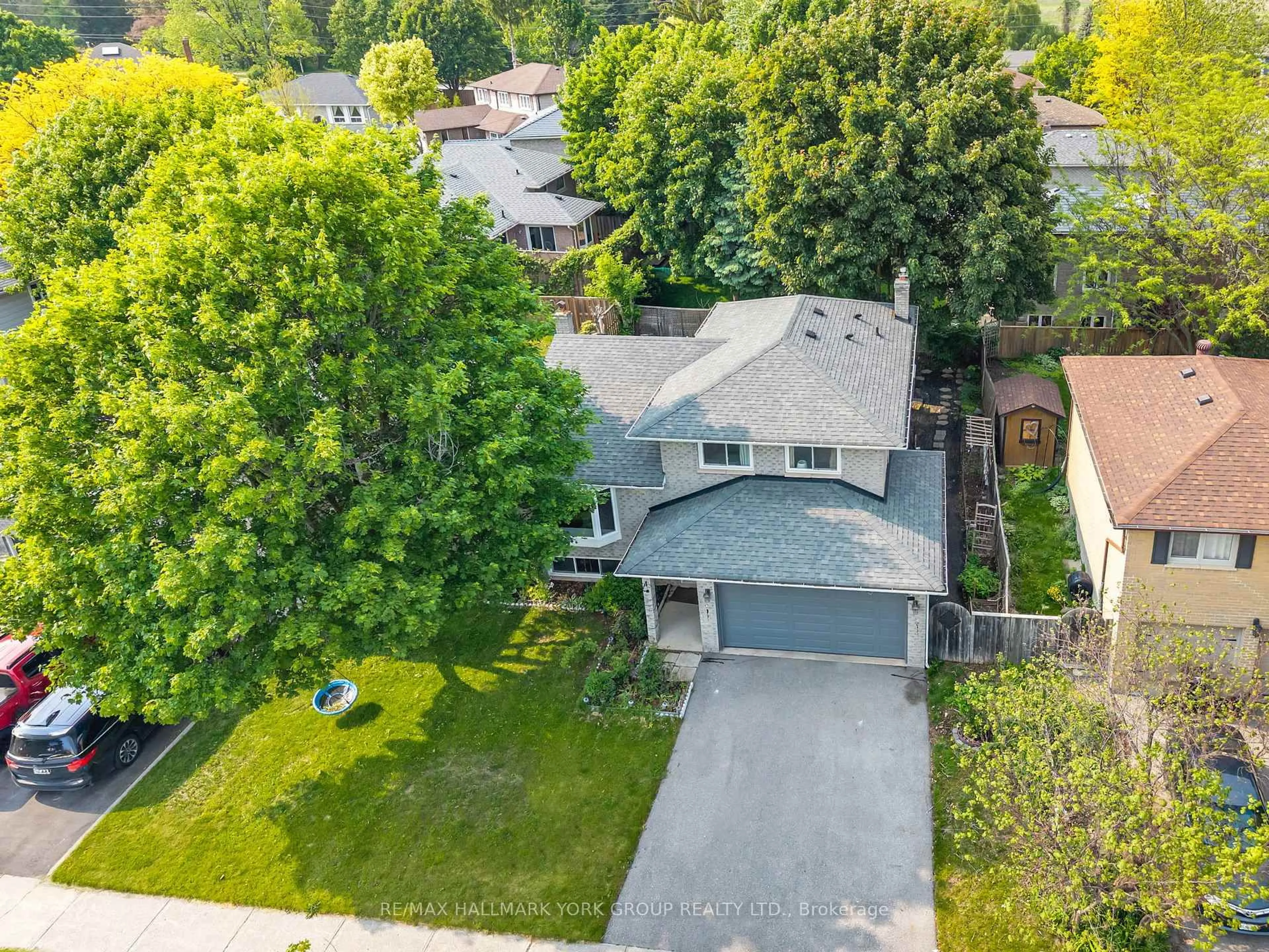 A pic from outside/outdoor area/front of a property/back of a property/a pic from drone, street for 103 Wood Cres, Bradford West Gwillimbury Ontario L3Z 2G4