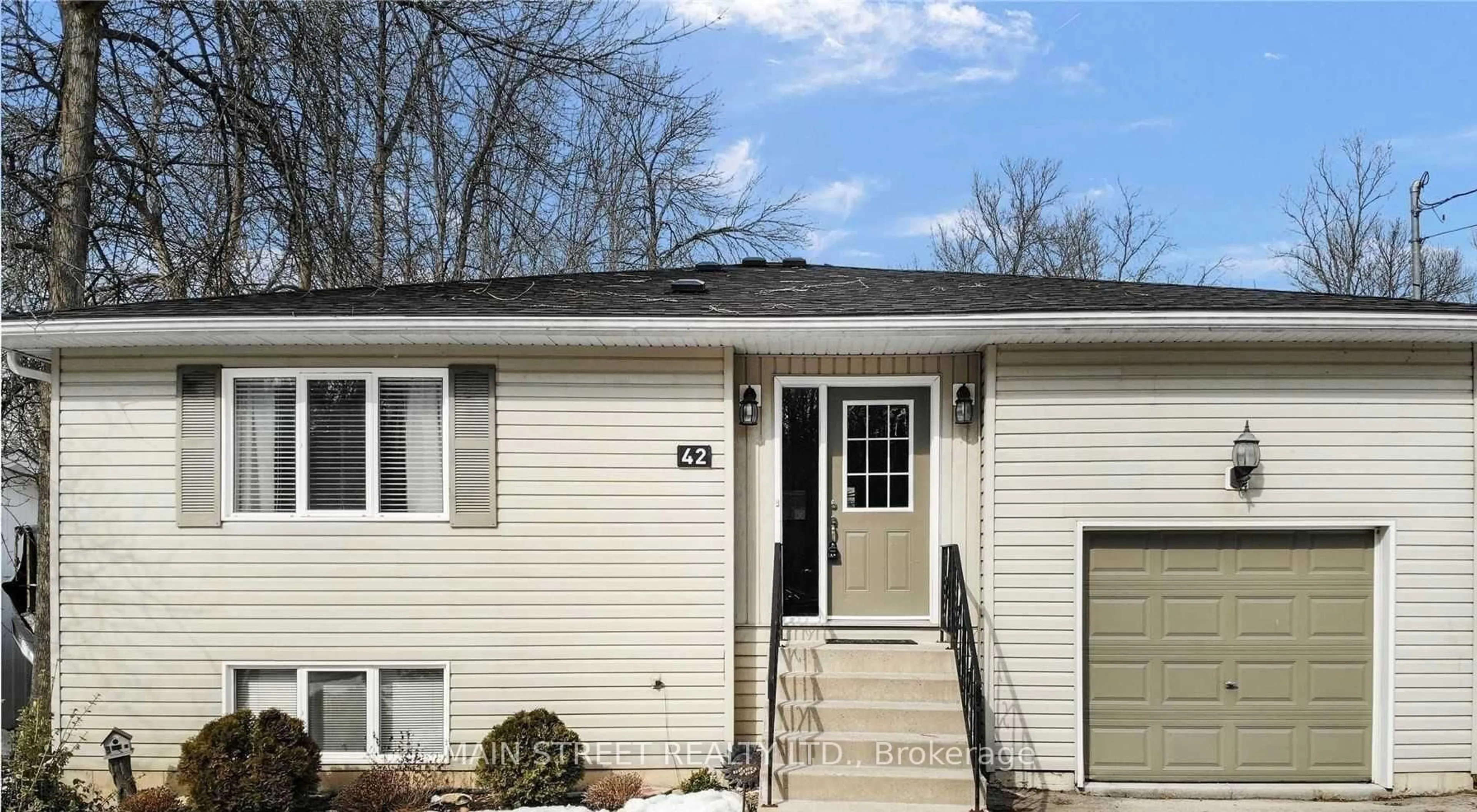 Home with vinyl exterior material, street for 42 Evelyn Ave, Georgina Ontario L4P 3C8
