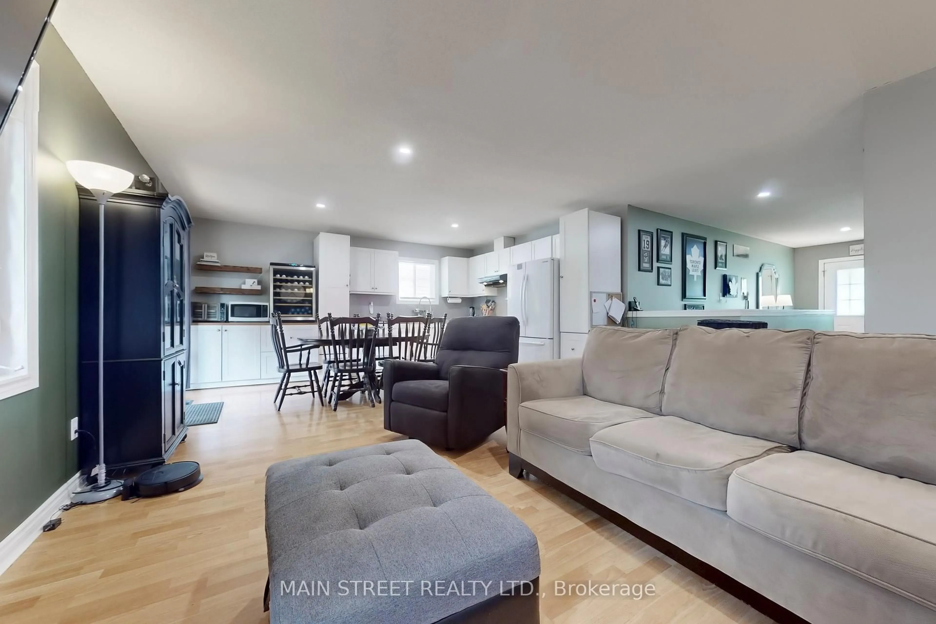 Open concept kitchen, unknown for 42 Evelyn Ave, Georgina Ontario L4P 3C8