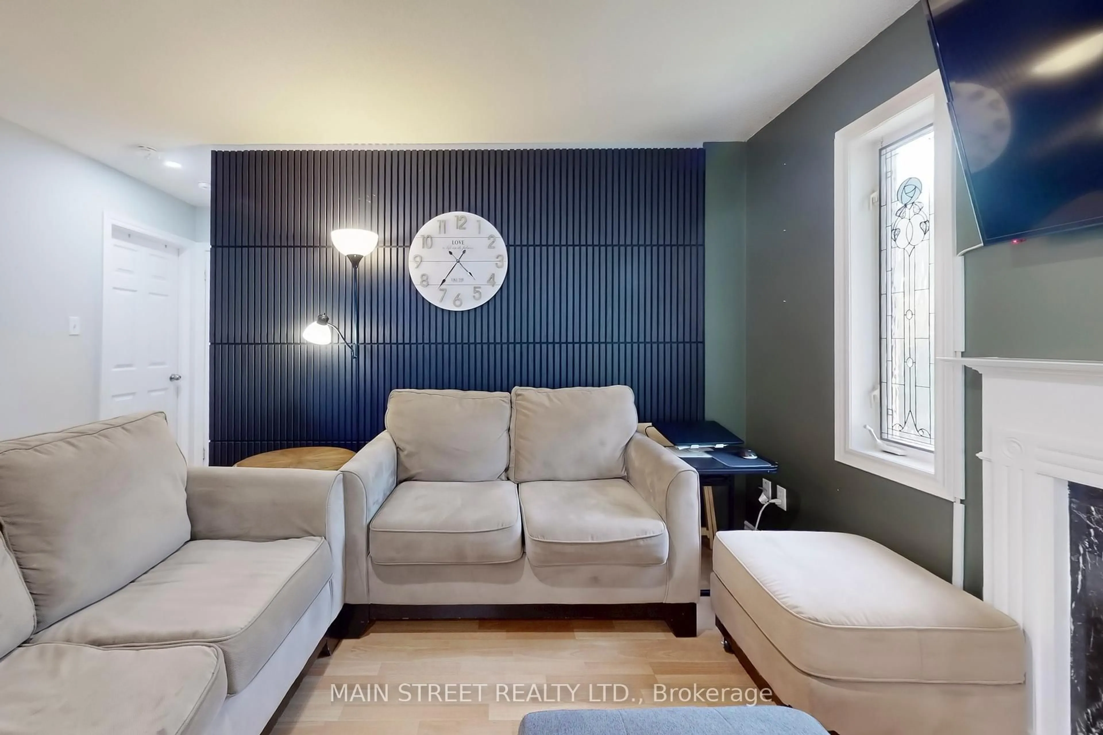 Living room with furniture, unknown for 42 Evelyn Ave, Georgina Ontario L4P 3C8