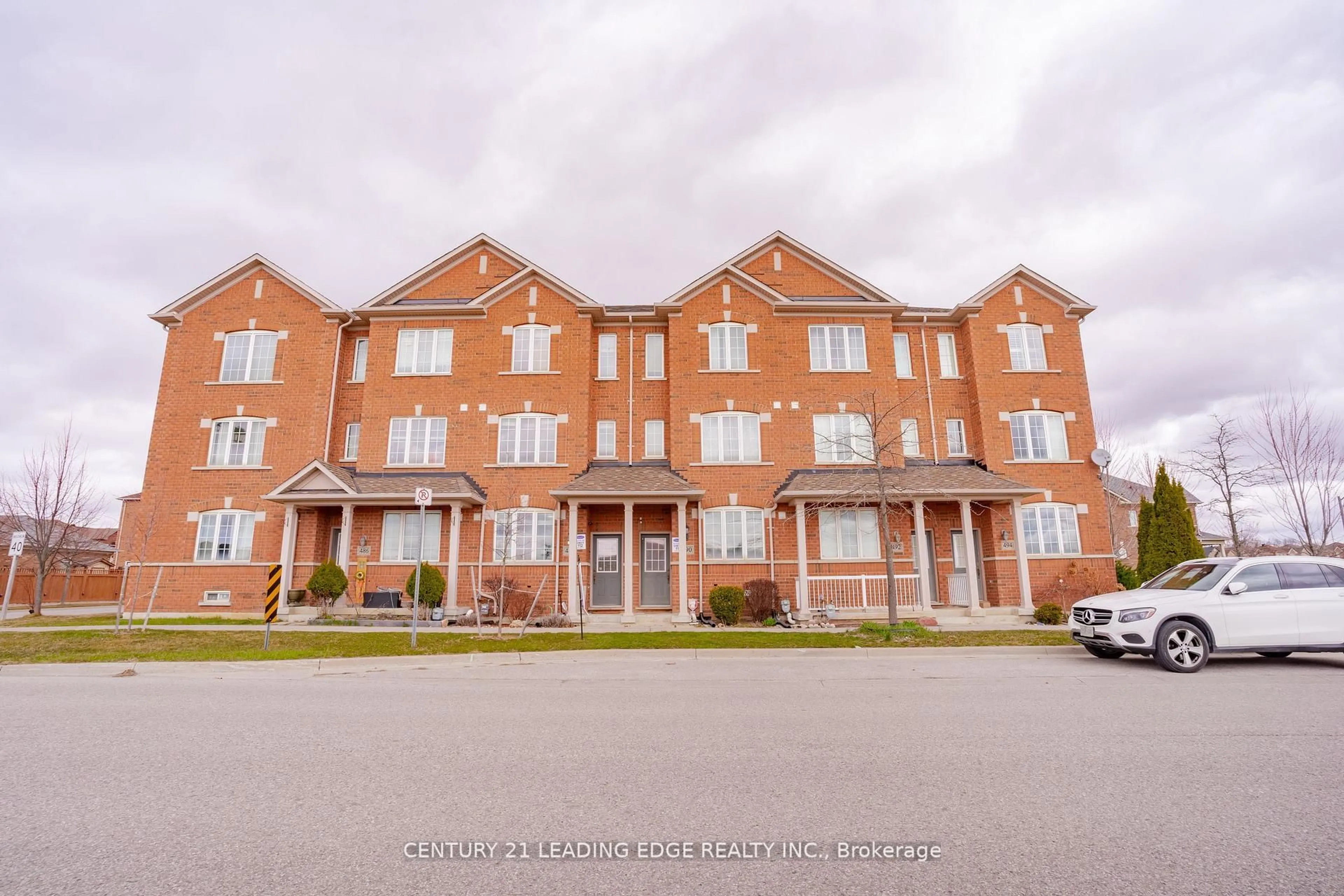 A pic from outside/outdoor area/front of a property/back of a property/a pic from drone, building for 488 Riverlands Ave, Markham Ontario L6B 0R9