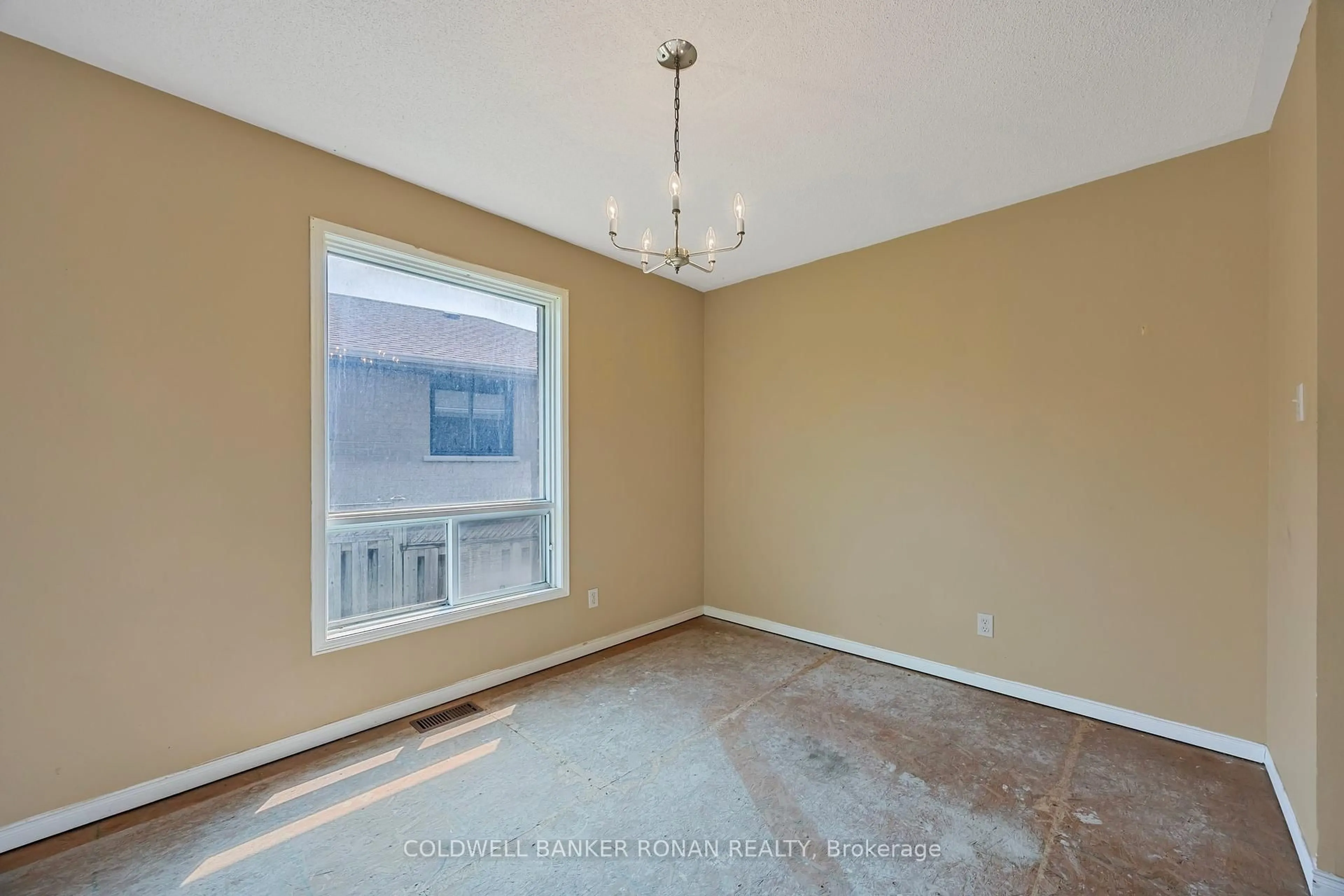 A pic of a room for 207 Main St, New Tecumseth Ontario L0G 1A0