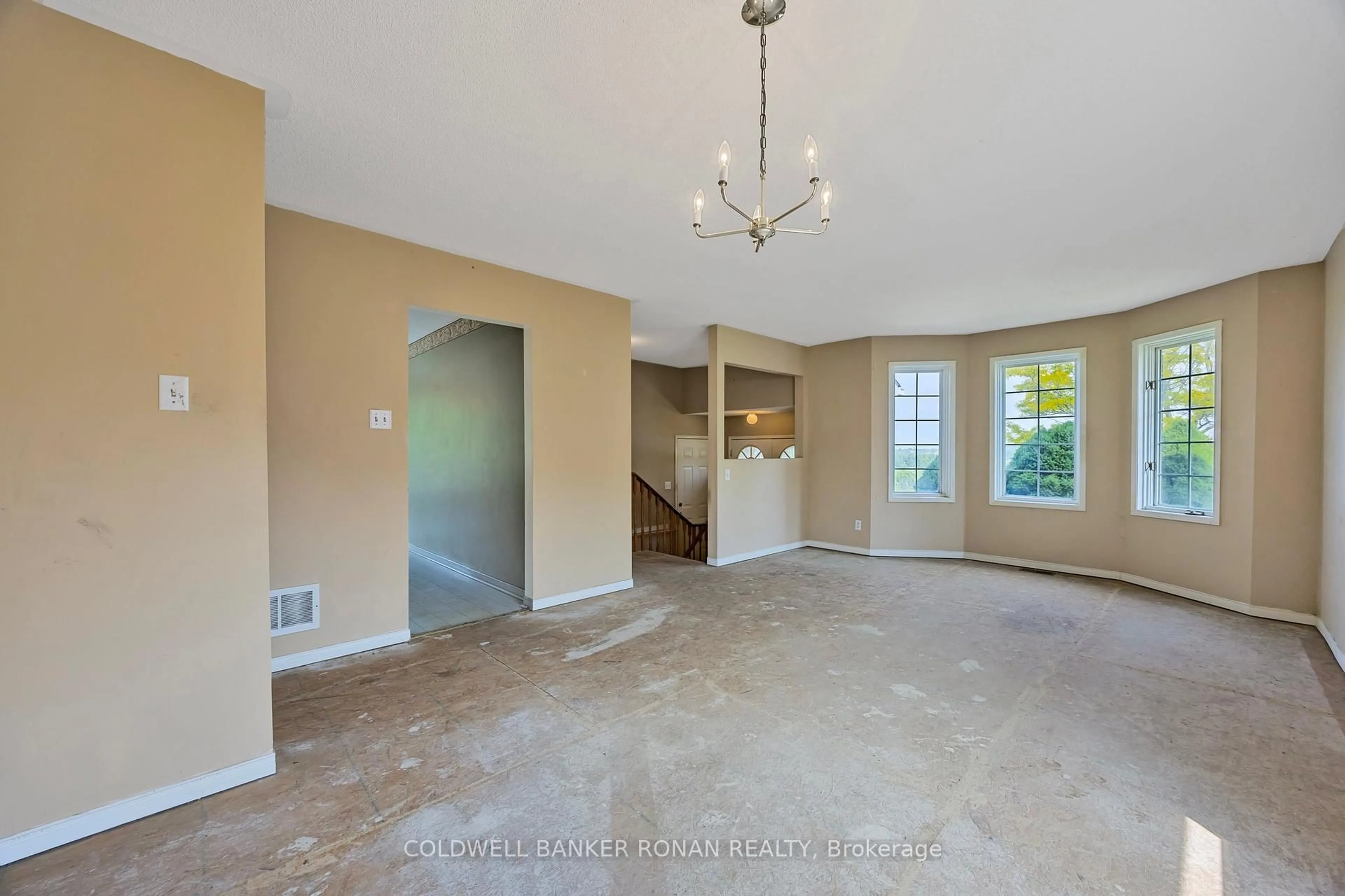 Indoor foyer for 207 Main St, New Tecumseth Ontario L0G 1A0
