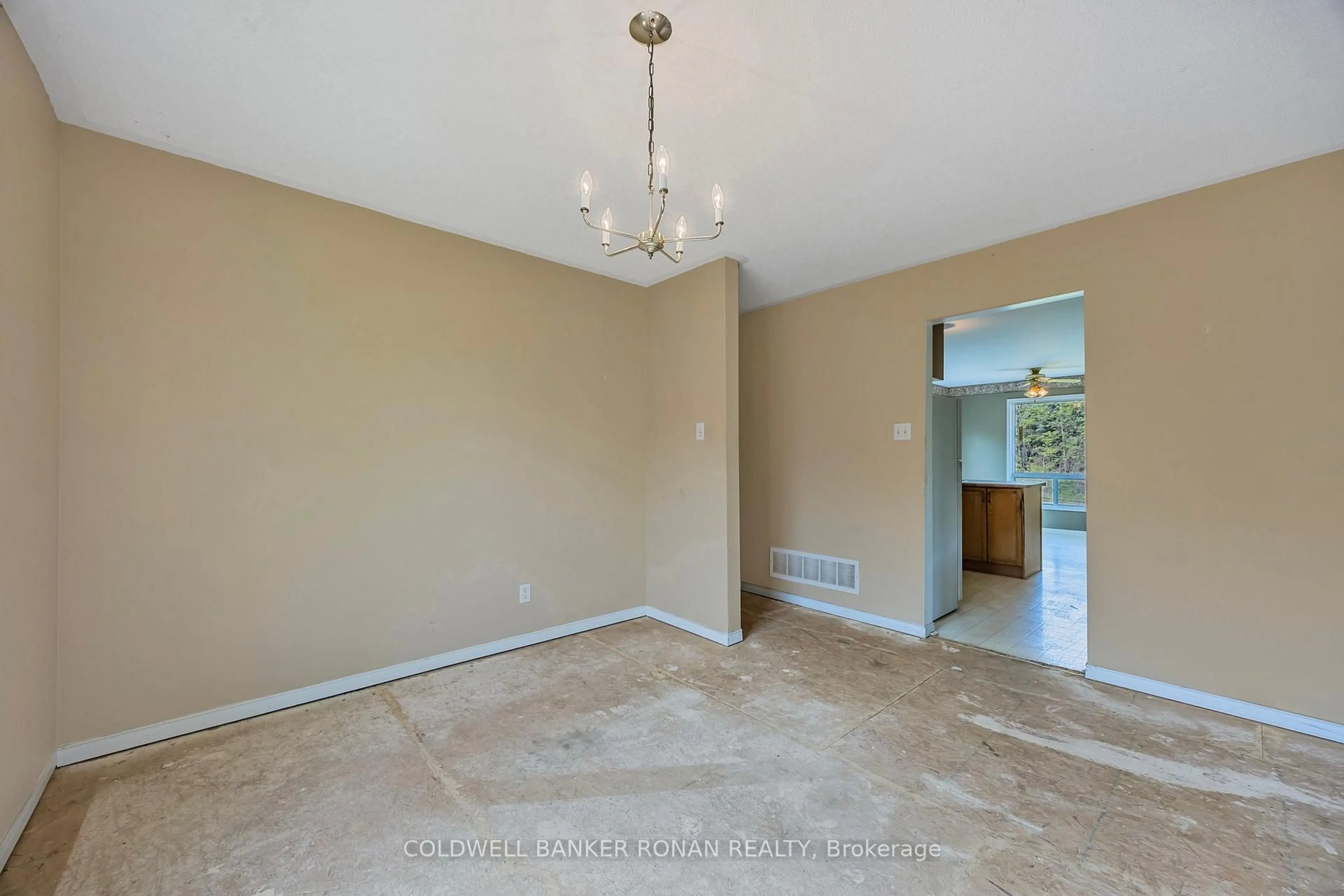 A pic of a room for 207 Main St, New Tecumseth Ontario L0G 1A0