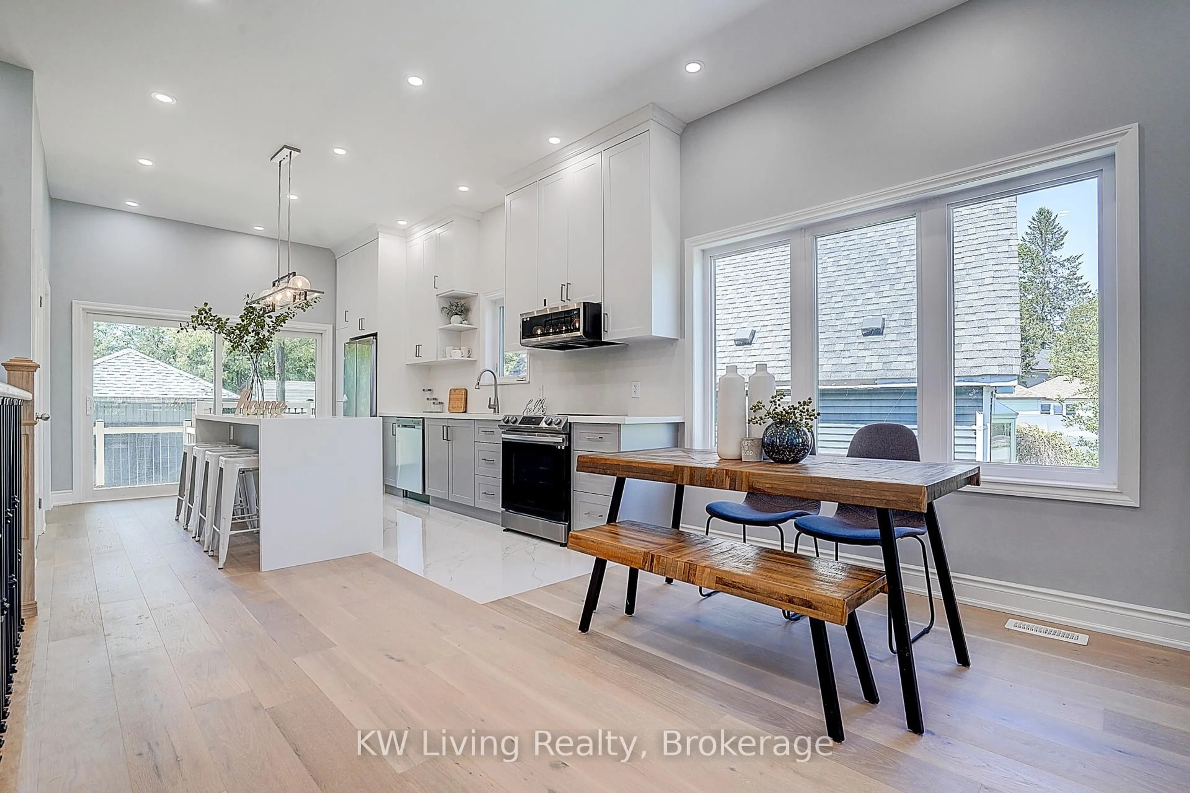 Open concept kitchen, unknown for 15 Farley Circ, Georgina Ontario L0E 1S0