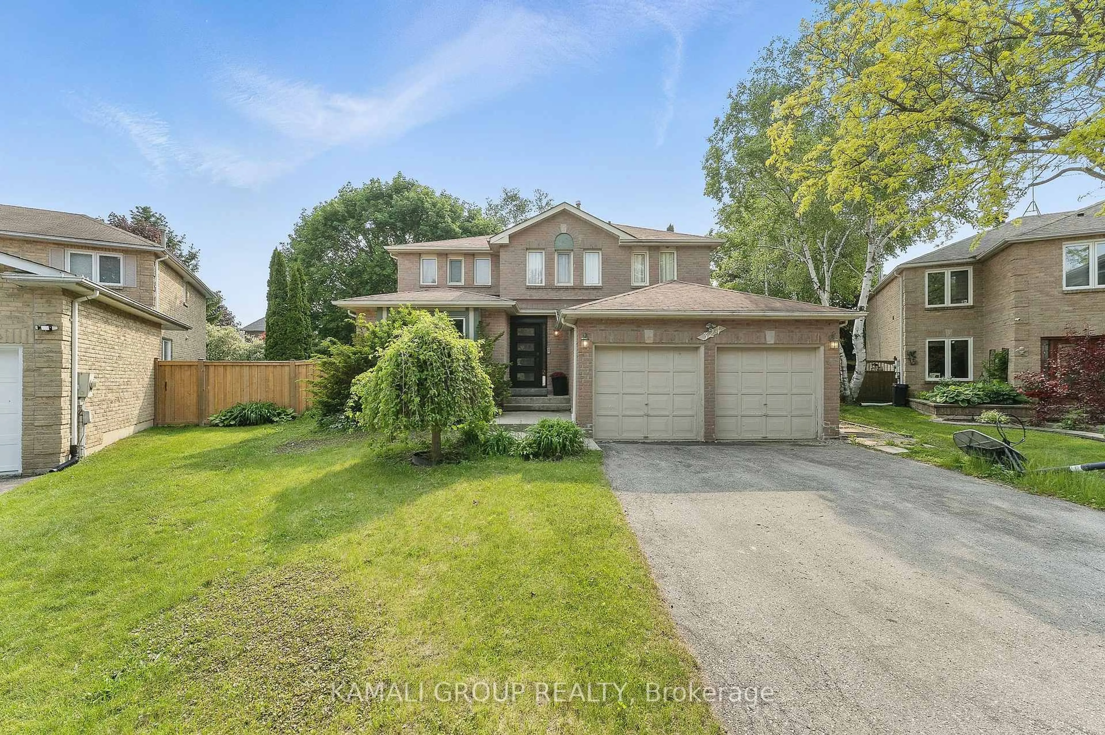 A pic from outside/outdoor area/front of a property/back of a property/a pic from drone, street for 324 Petheram Pl, Newmarket Ontario L3X 1J7