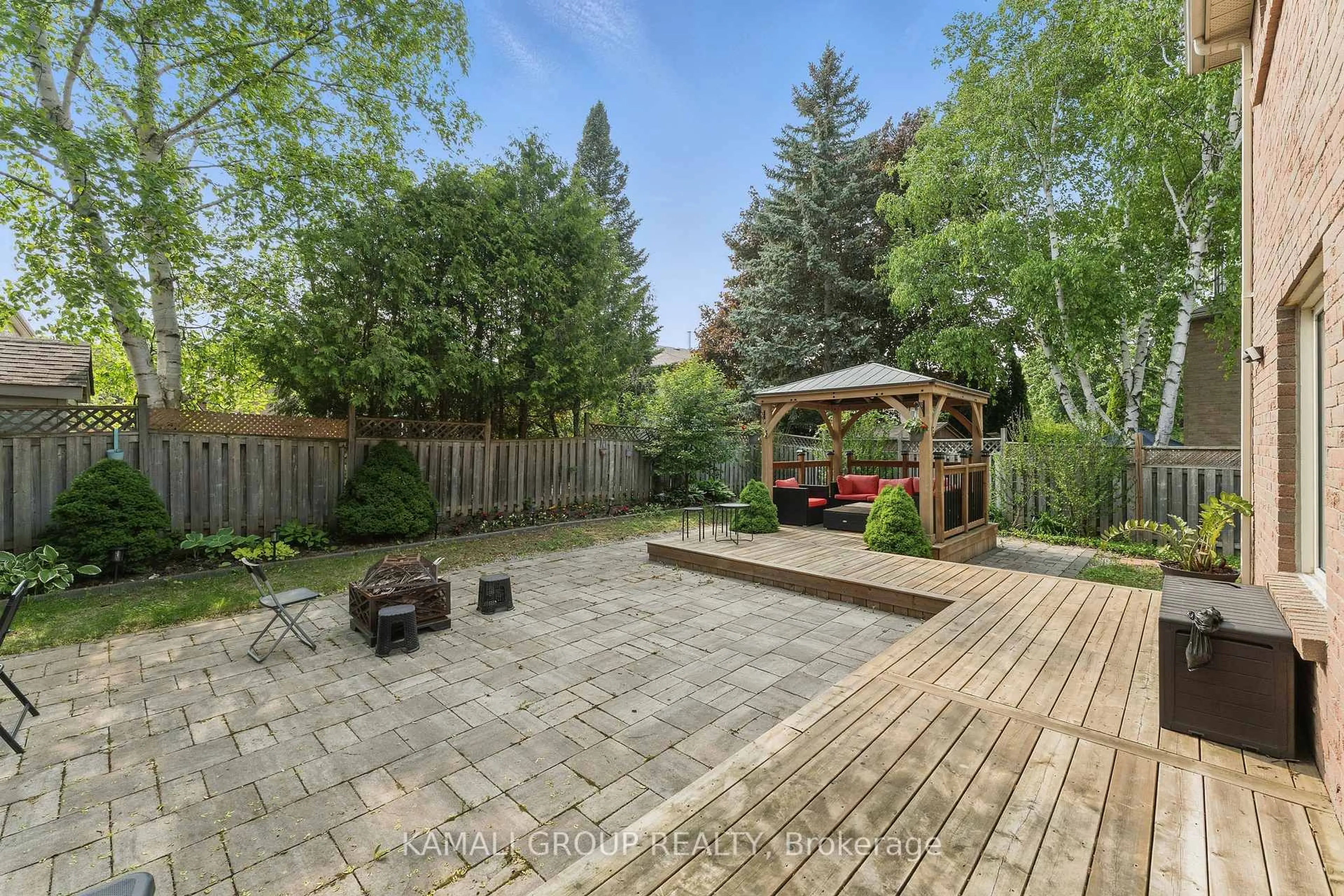 Patio, street for 324 Petheram Pl, Newmarket Ontario L3X 1J7