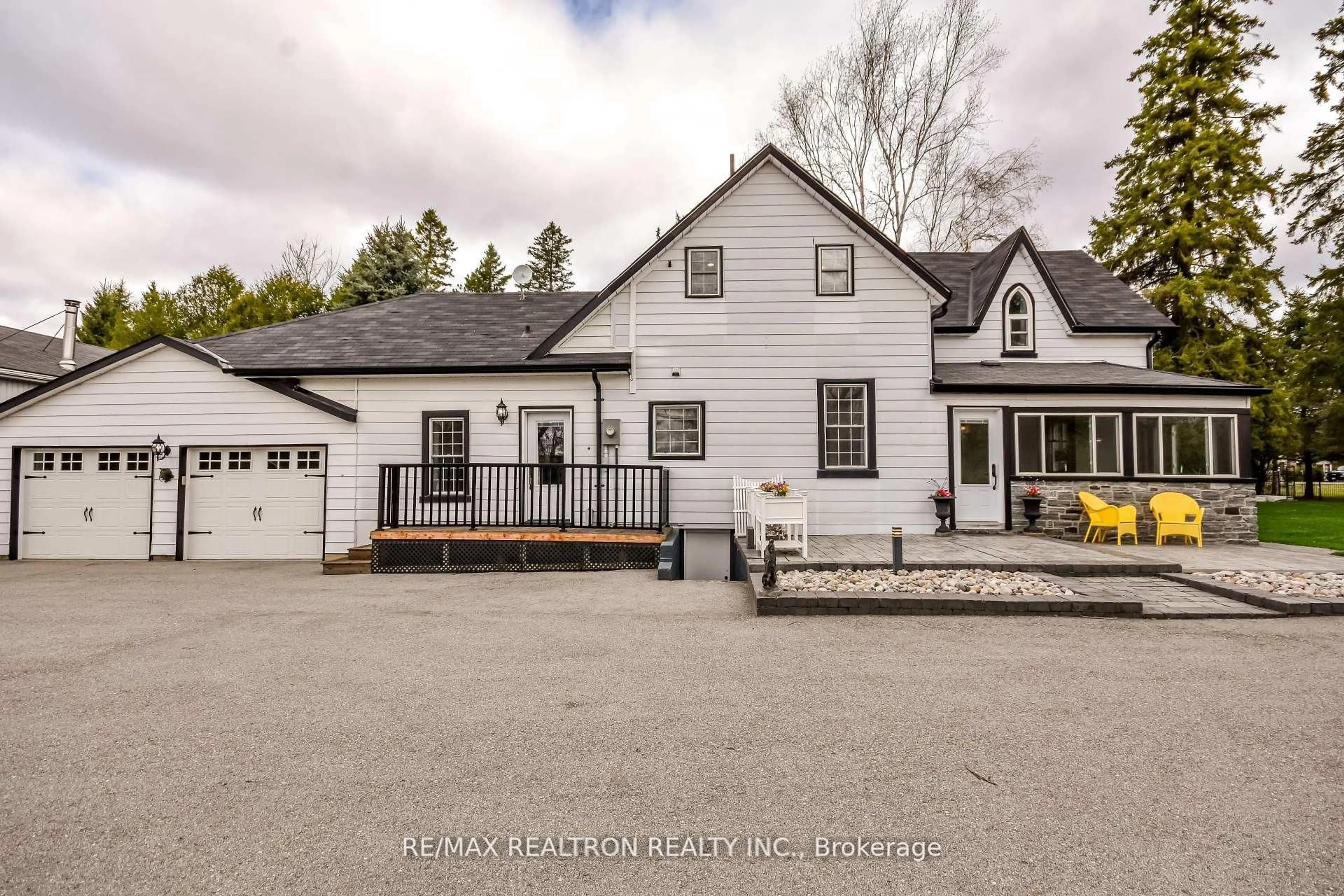 A pic from outside/outdoor area/front of a property/back of a property/a pic from drone, street for 5872 Yonge St, Innisfil Ontario L0L 1K0