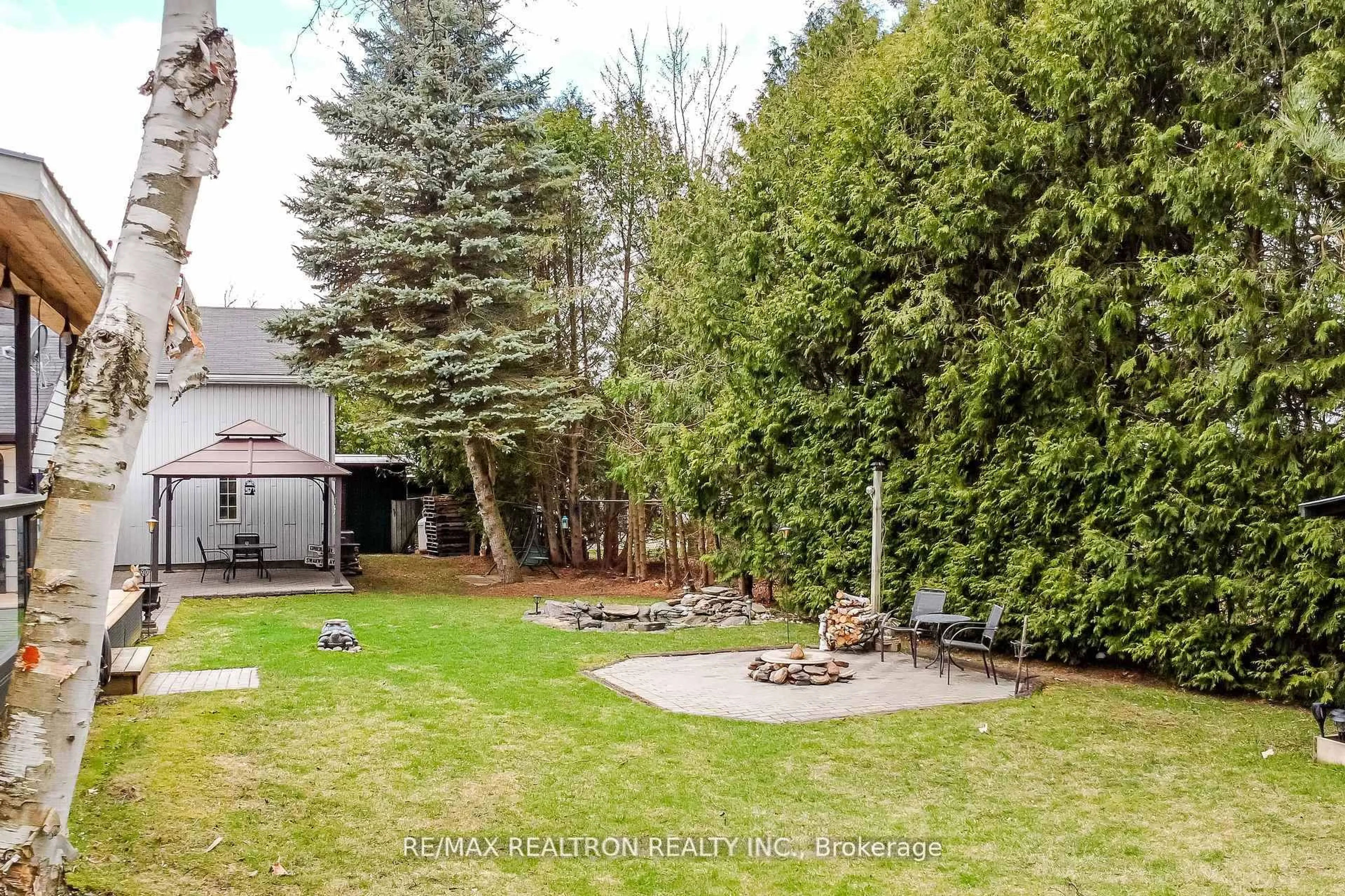 A pic from outside/outdoor area/front of a property/back of a property/a pic from drone, forest/trees view for 5872 Yonge St, Innisfil Ontario L0L 1K0