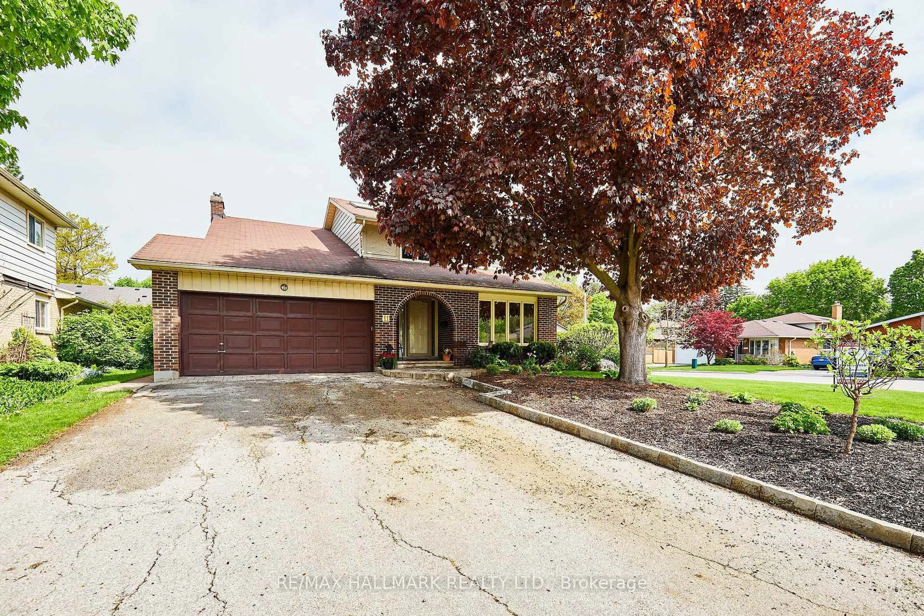 A pic from outside/outdoor area/front of a property/back of a property/a pic from drone, street for 11 Innis Cres, Richmond Hill Ontario L4C 5K3