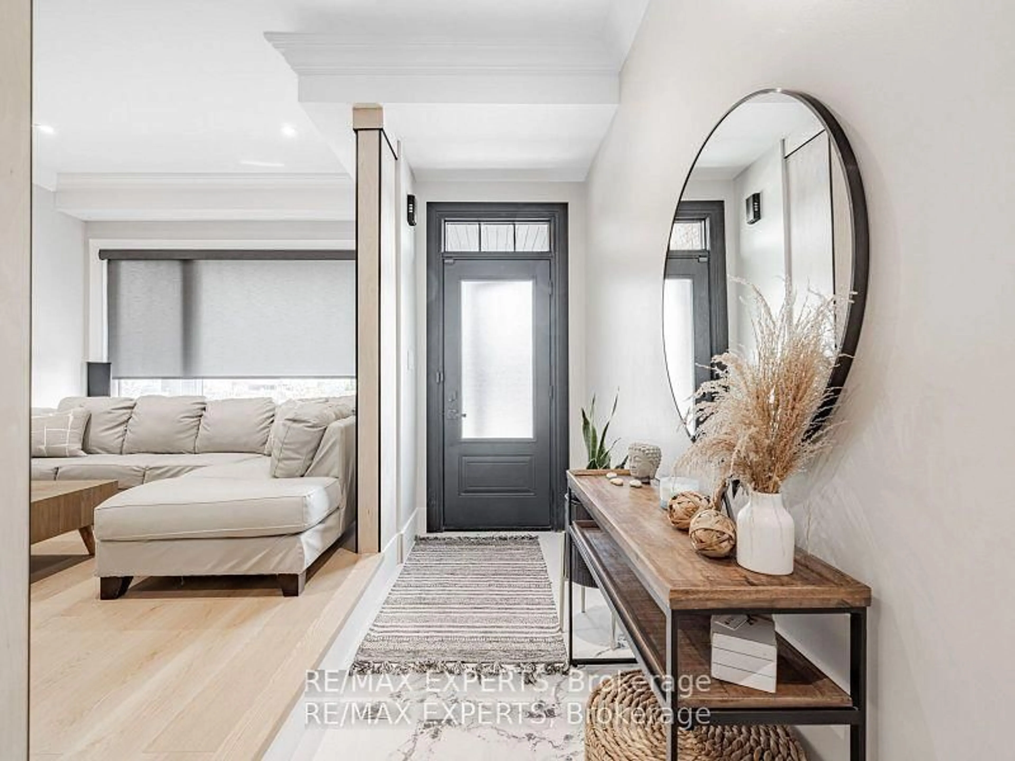 Indoor entryway for 267 Sunset Rdge, Vaughan Ontario L4H 1Z7