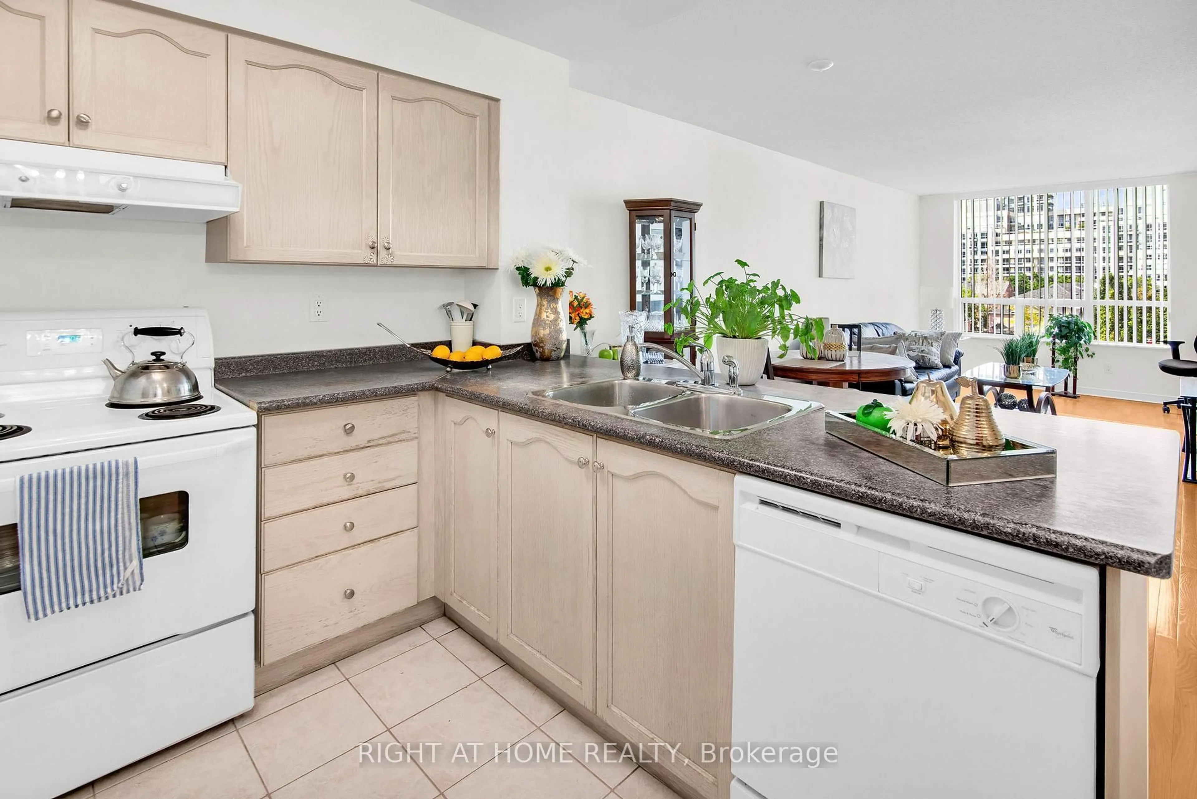 Standard kitchen, ceramic/tile floor for 19 Northern Heights Dr #404, Richmond Hill Ontario L4B 4M4