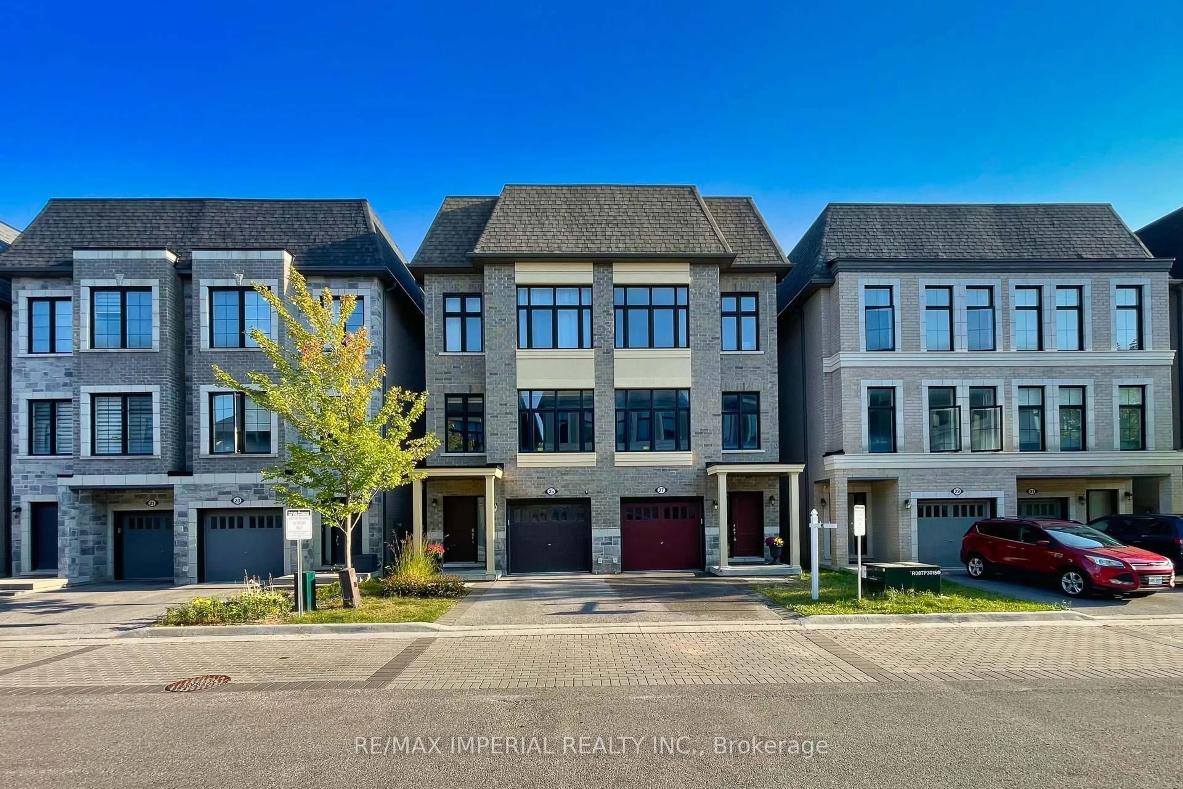 A pic from outside/outdoor area/front of a property/back of a property/a pic from drone, street for 27 Mcgurran Lane, Richmond Hill Ontario L4B 0G8