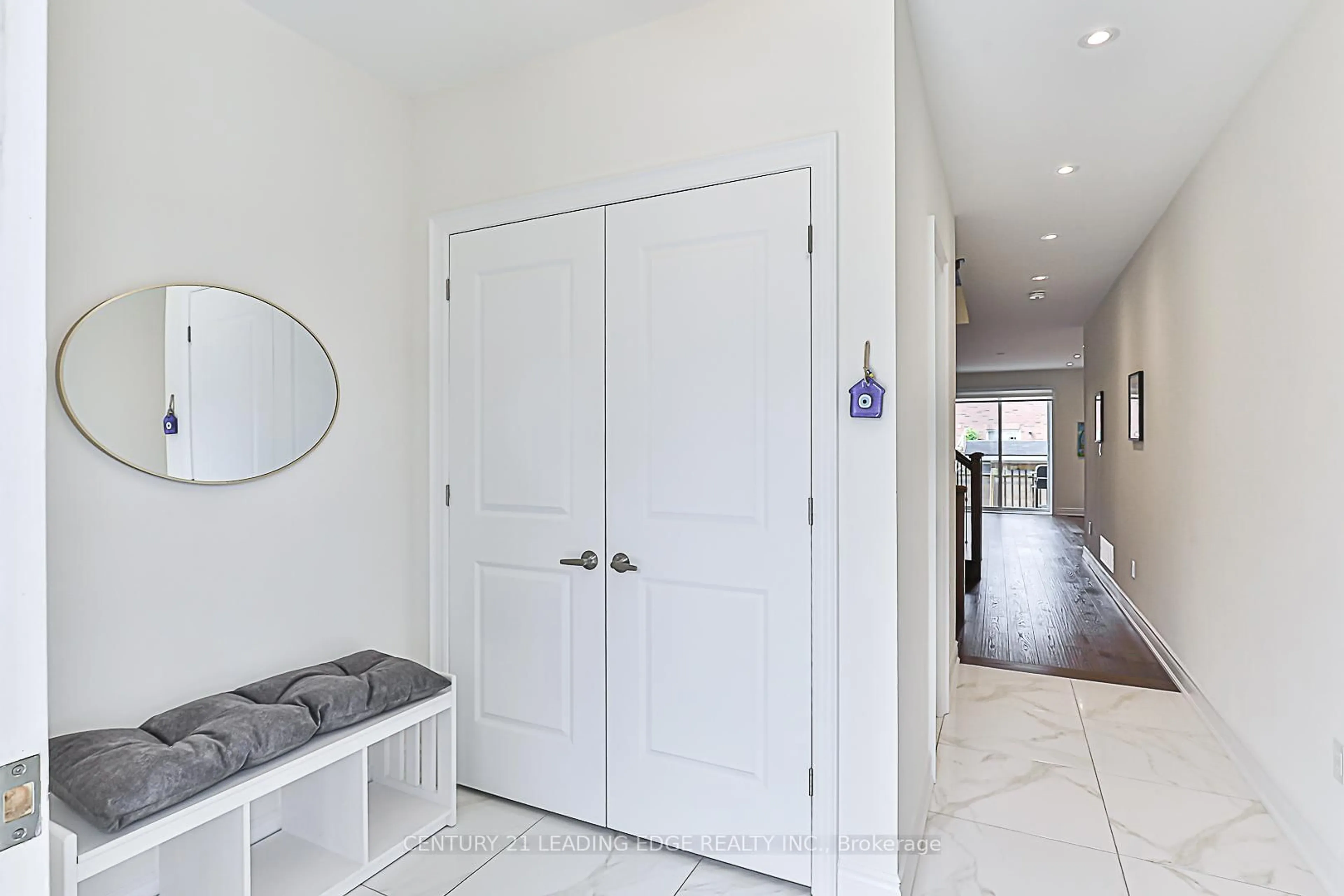 Indoor entryway for 541 New England Crt, Newmarket Ontario L3X 0M5