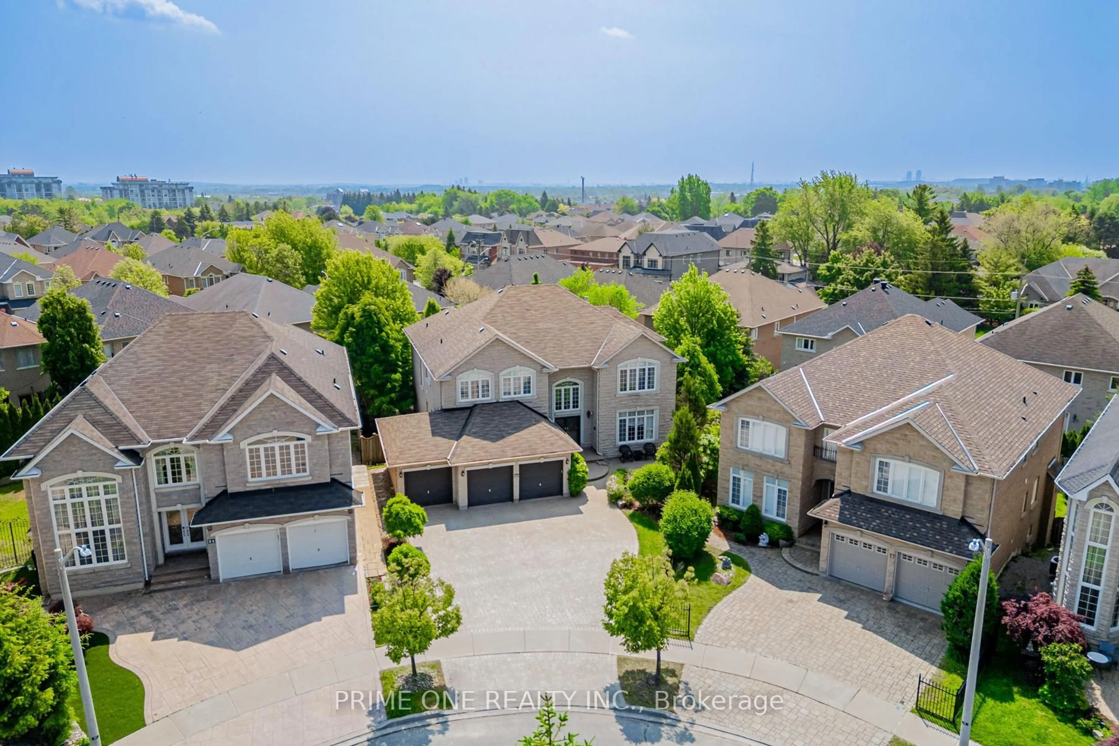 A pic from outside/outdoor area/front of a property/back of a property/a pic from drone, street for 19 Ridgestone Dr, Richmond Hill Ontario L4S 0A4