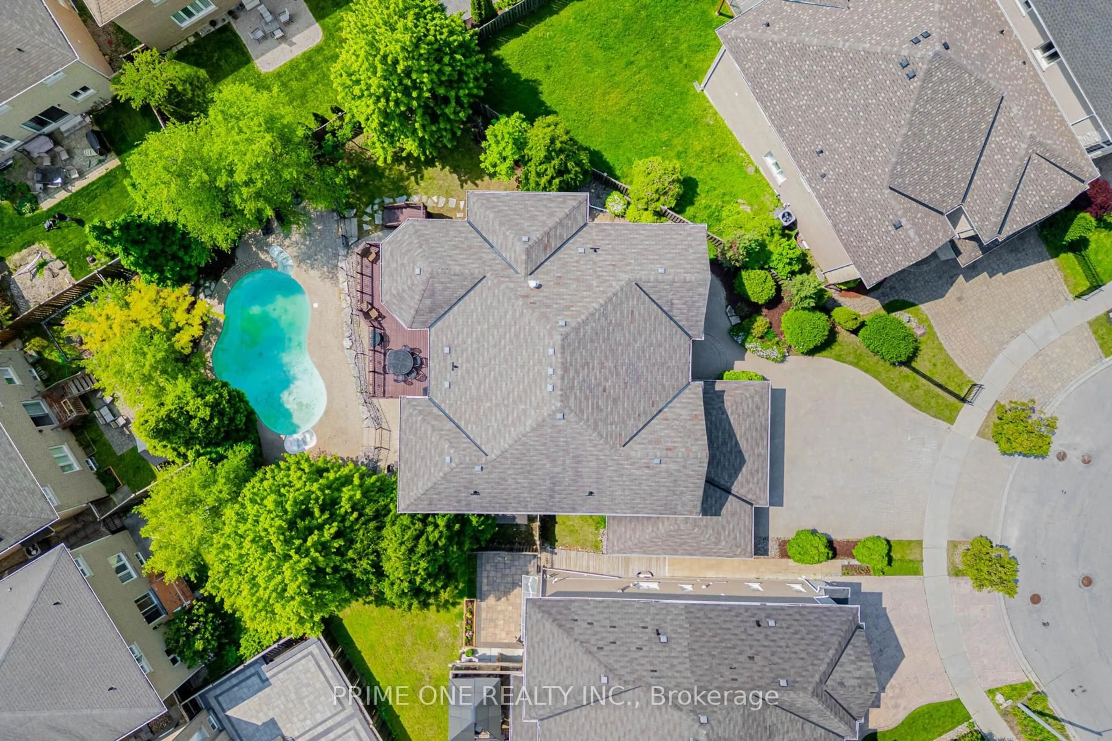 A pic from outside/outdoor area/front of a property/back of a property/a pic from drone, street for 19 Ridgestone Dr, Richmond Hill Ontario L4S 0A4