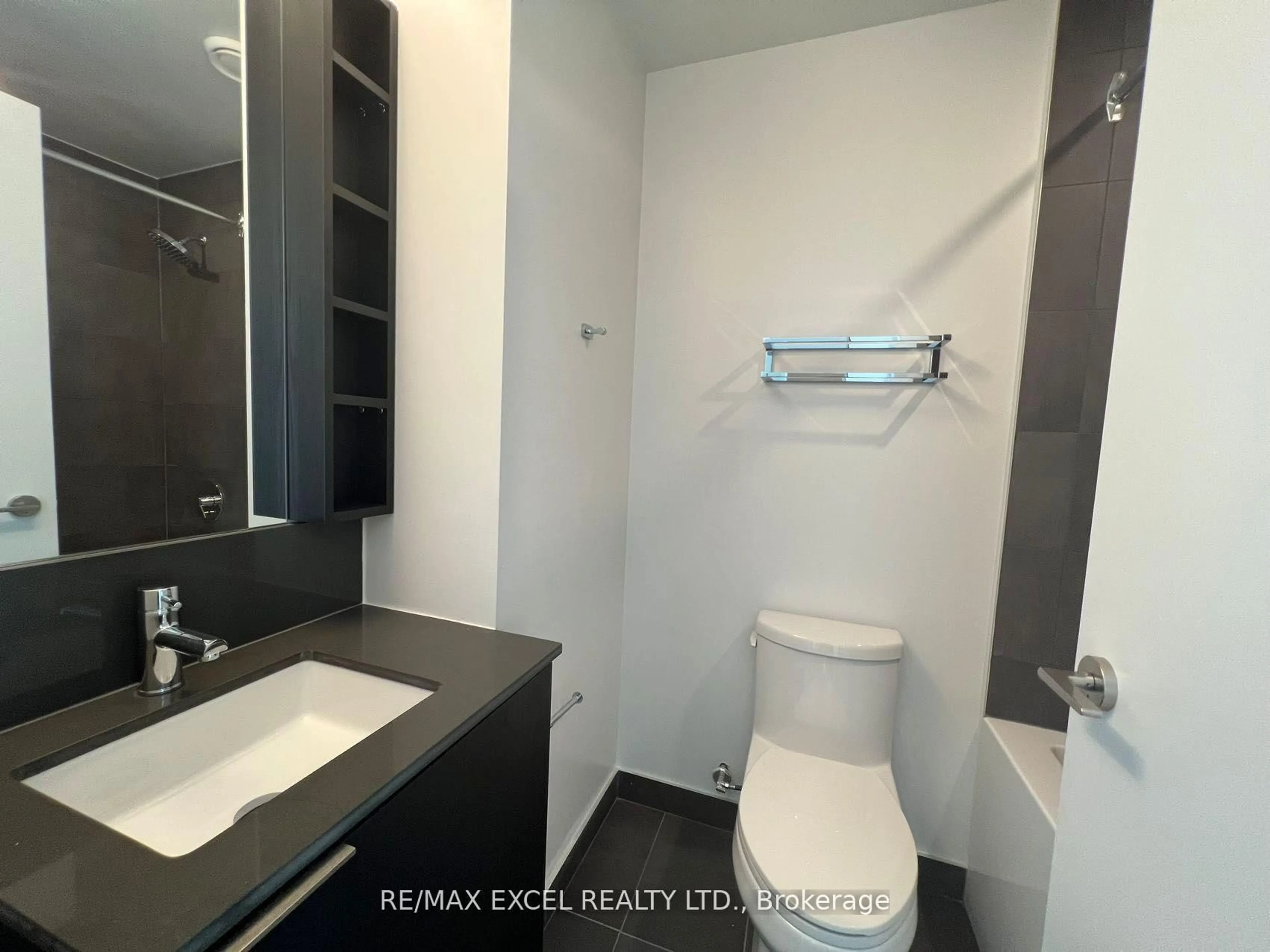 Standard bathroom, ceramic/tile floor for 7890 Jane St #5005, Vaughan Ontario L4K 0K9