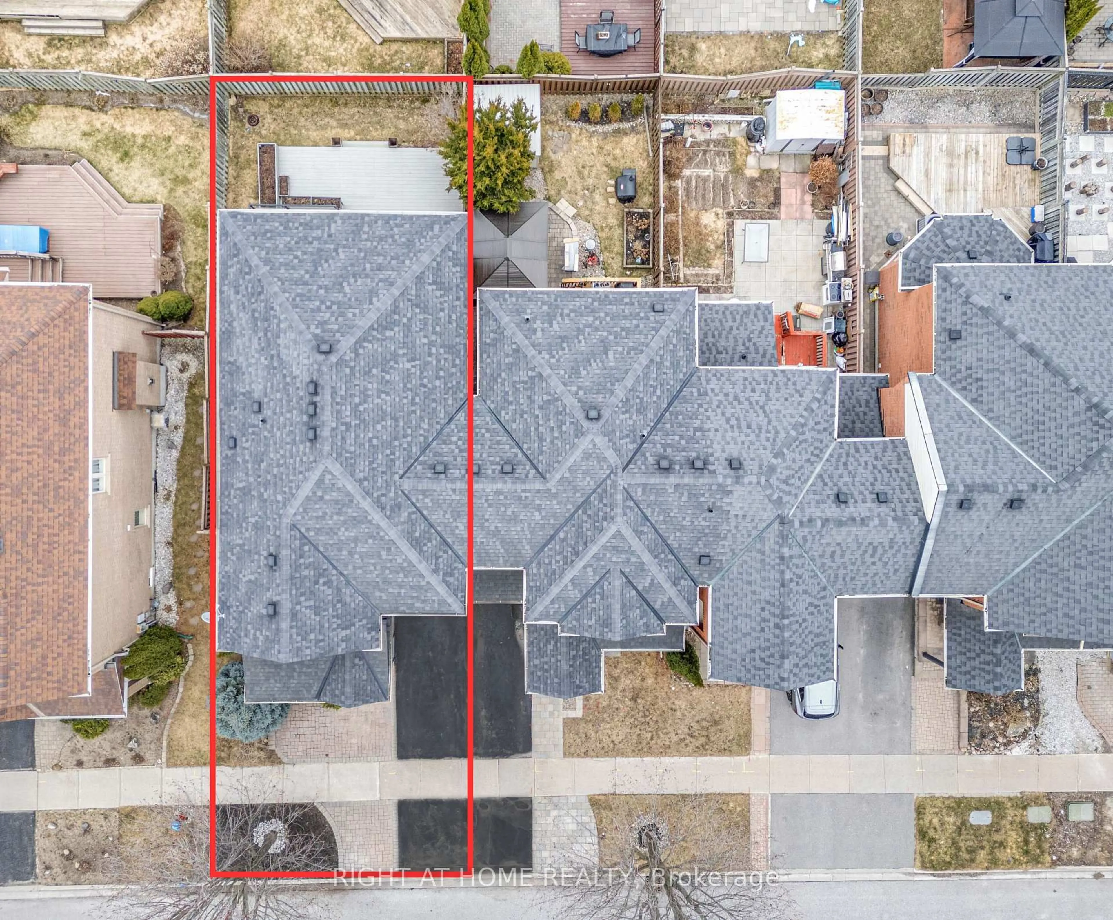 A pic from outside/outdoor area/front of a property/back of a property/a pic from drone, street for 63 Chelton Dr, Richmond Hill Ontario L4E 4A8
