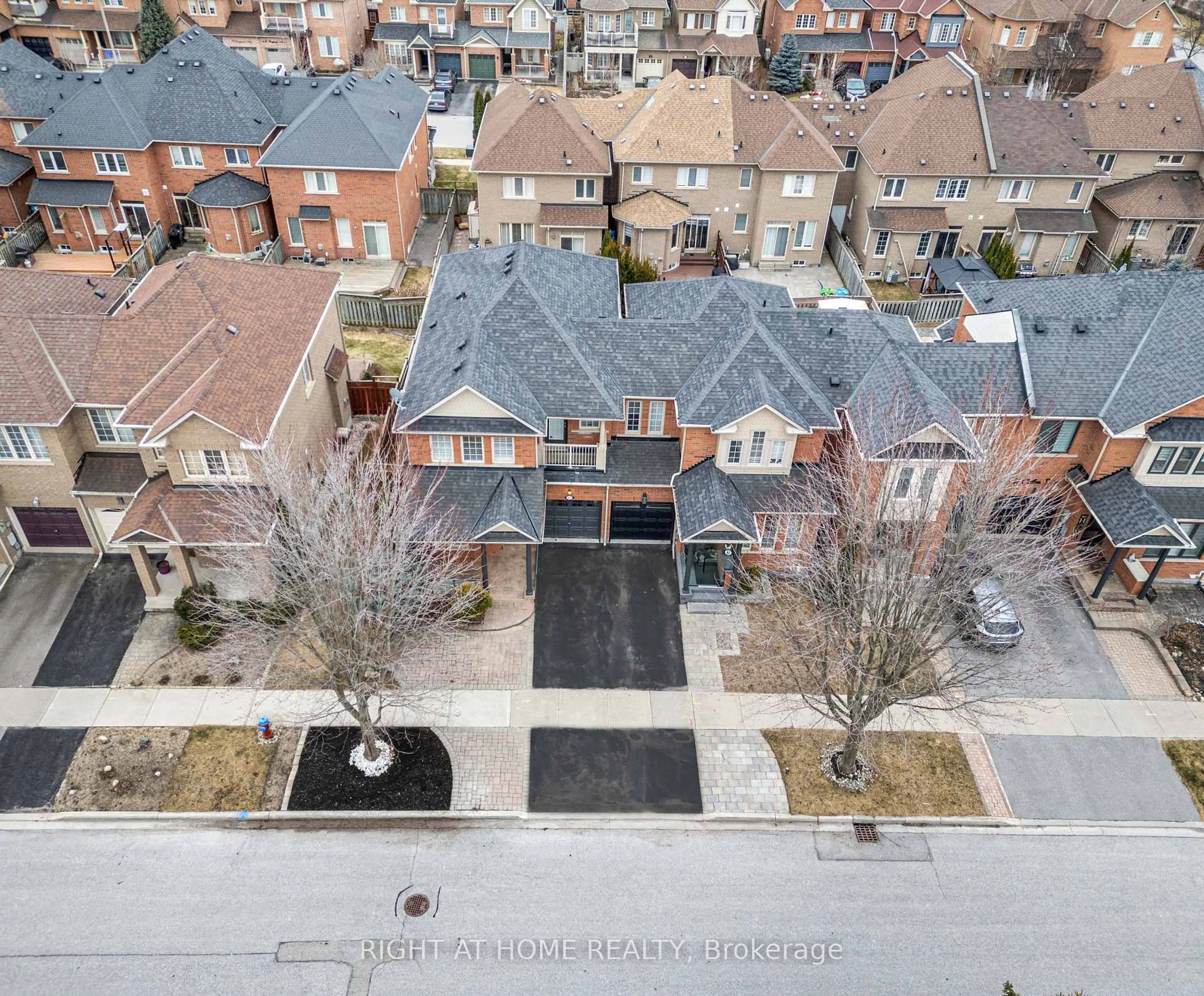 A pic from outside/outdoor area/front of a property/back of a property/a pic from drone, street for 63 Chelton Dr, Richmond Hill Ontario L4E 4A8