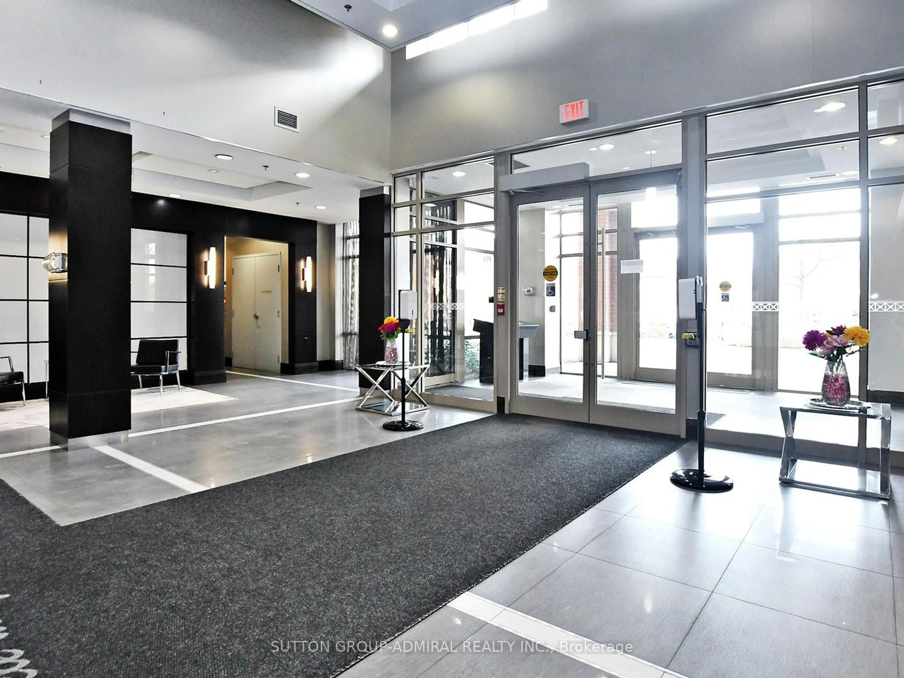 Indoor foyer for 75 King William Cres #LPH8, Richmond Hill Ontario L4B 0C1