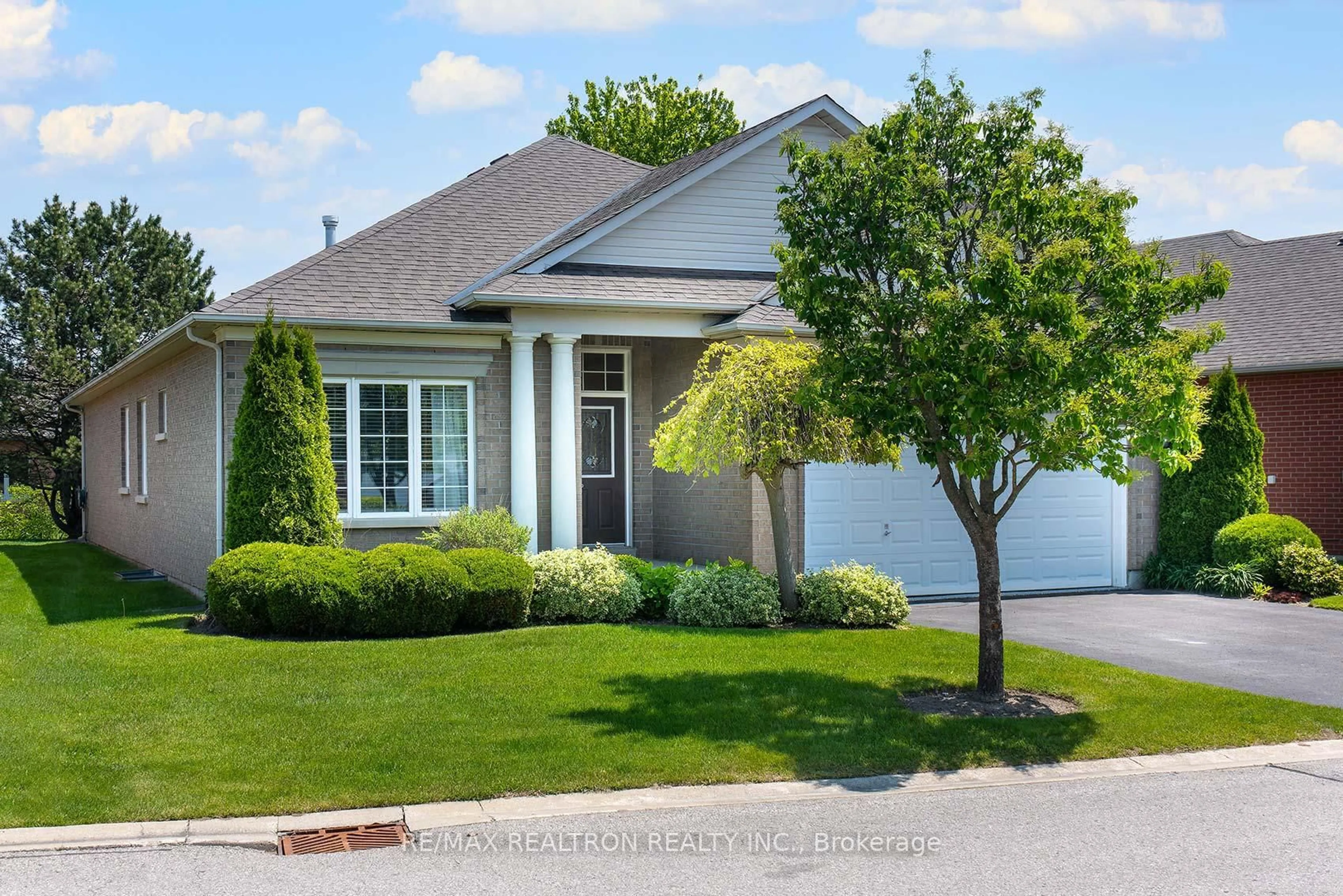 Home with vinyl exterior material, street for 17 Arnies Chance, Whitchurch-Stouffville Ontario L4A 1M1