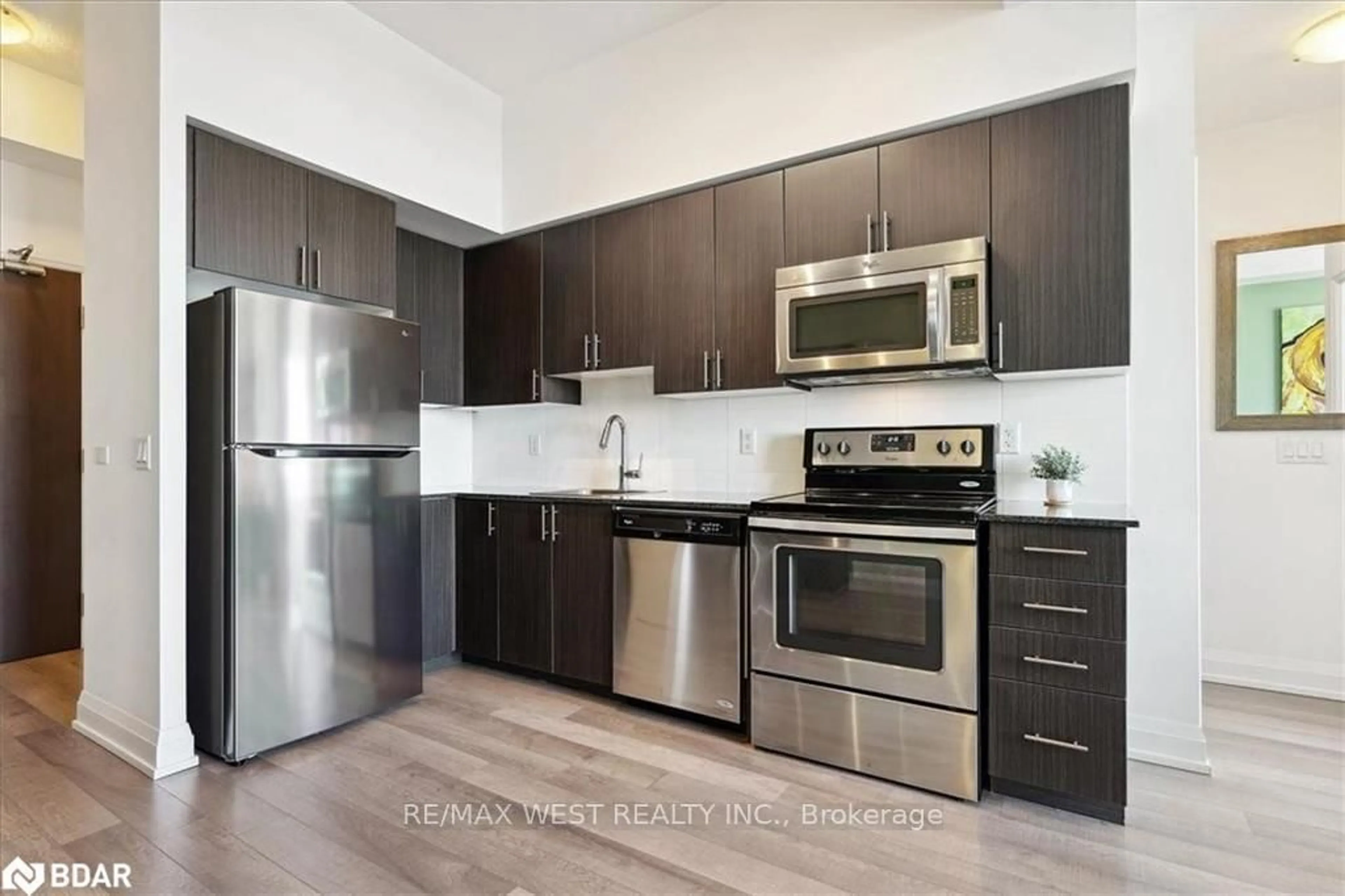 Standard kitchen, wood/laminate floor for 7900 Bathurst St #618, Vaughan Ontario L4J 0J9