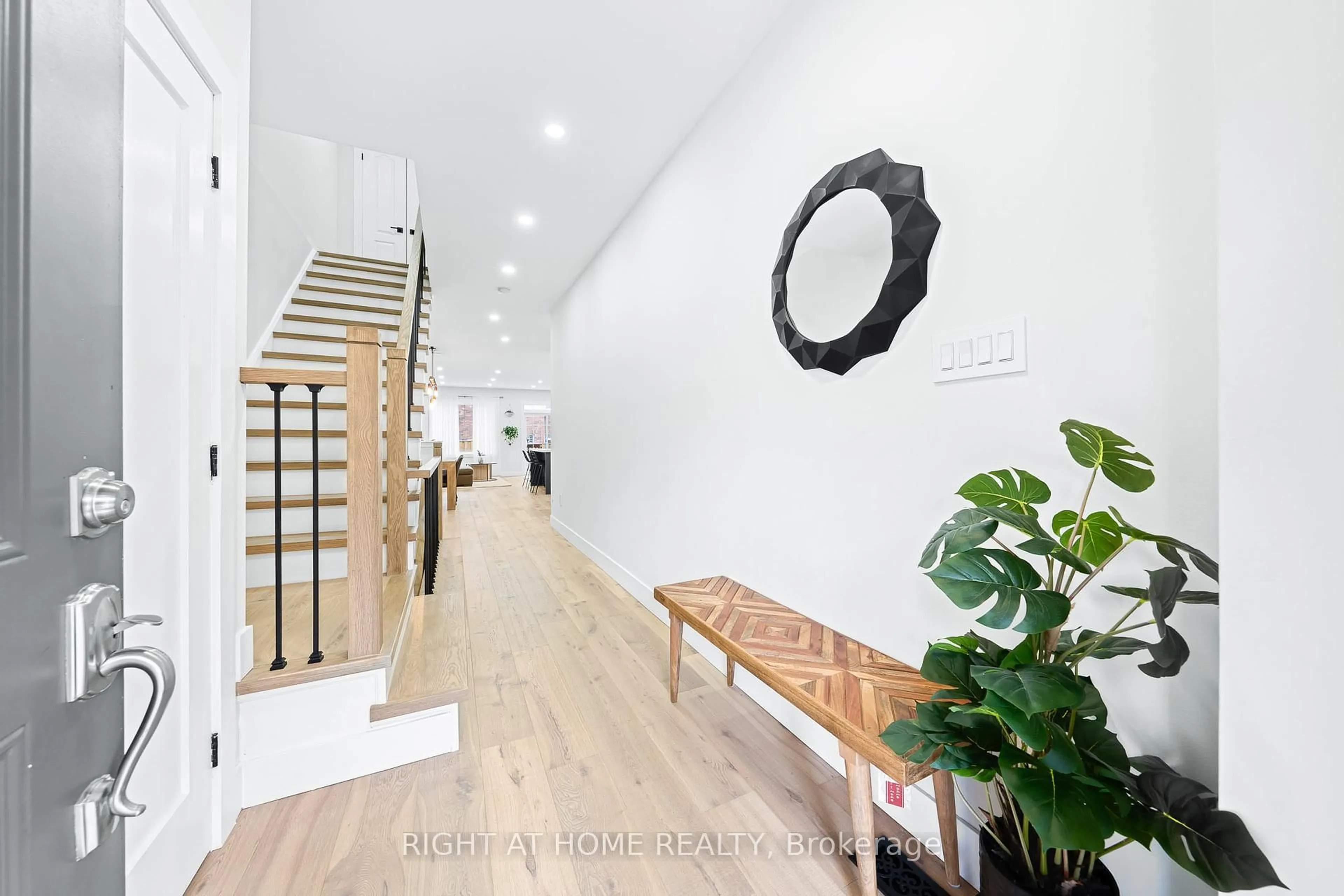 Indoor foyer for 8777 Dufferin St #13, Vaughan Ontario L4J 8W3