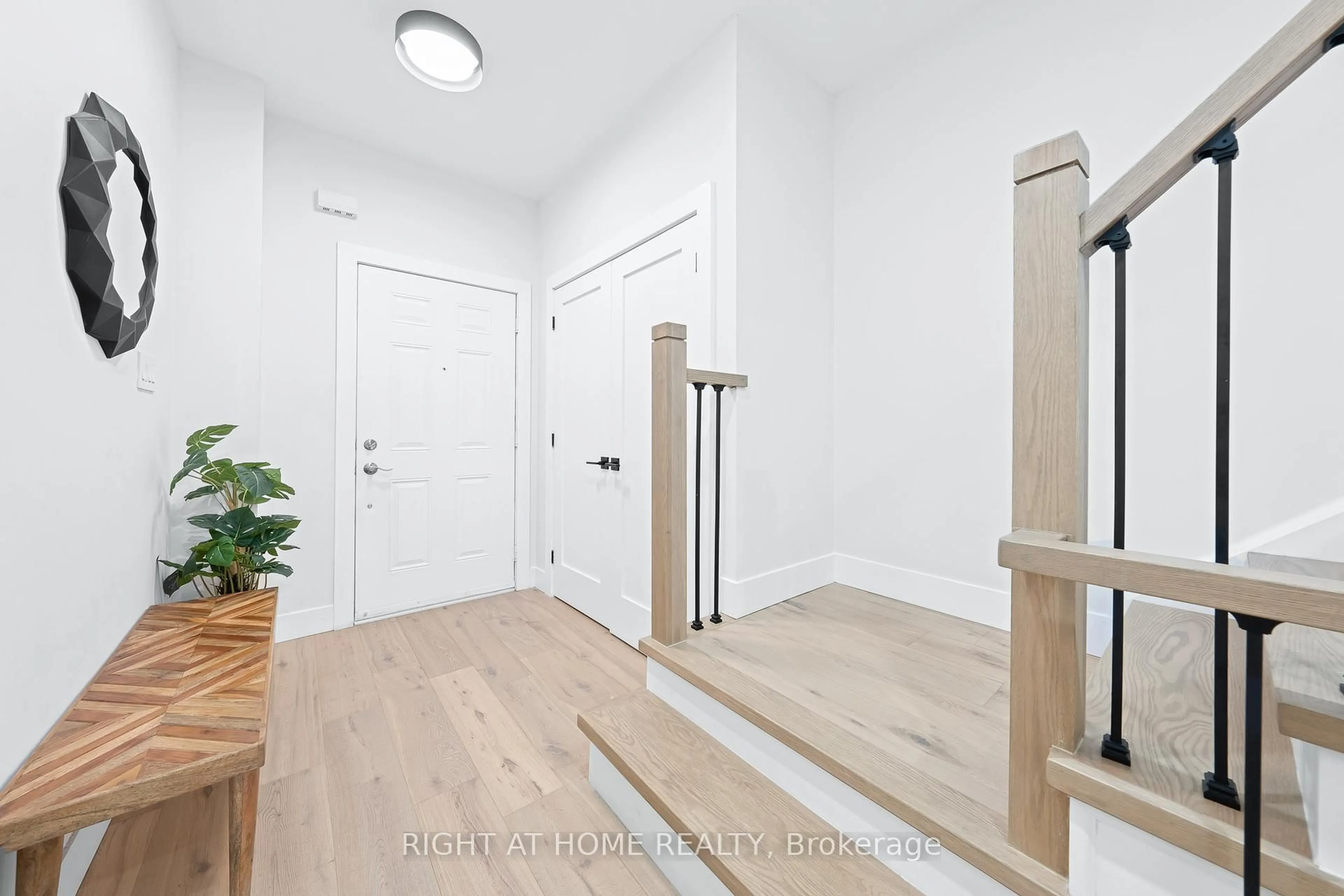 Indoor entryway for 8777 Dufferin St #13, Vaughan Ontario L4J 8W3