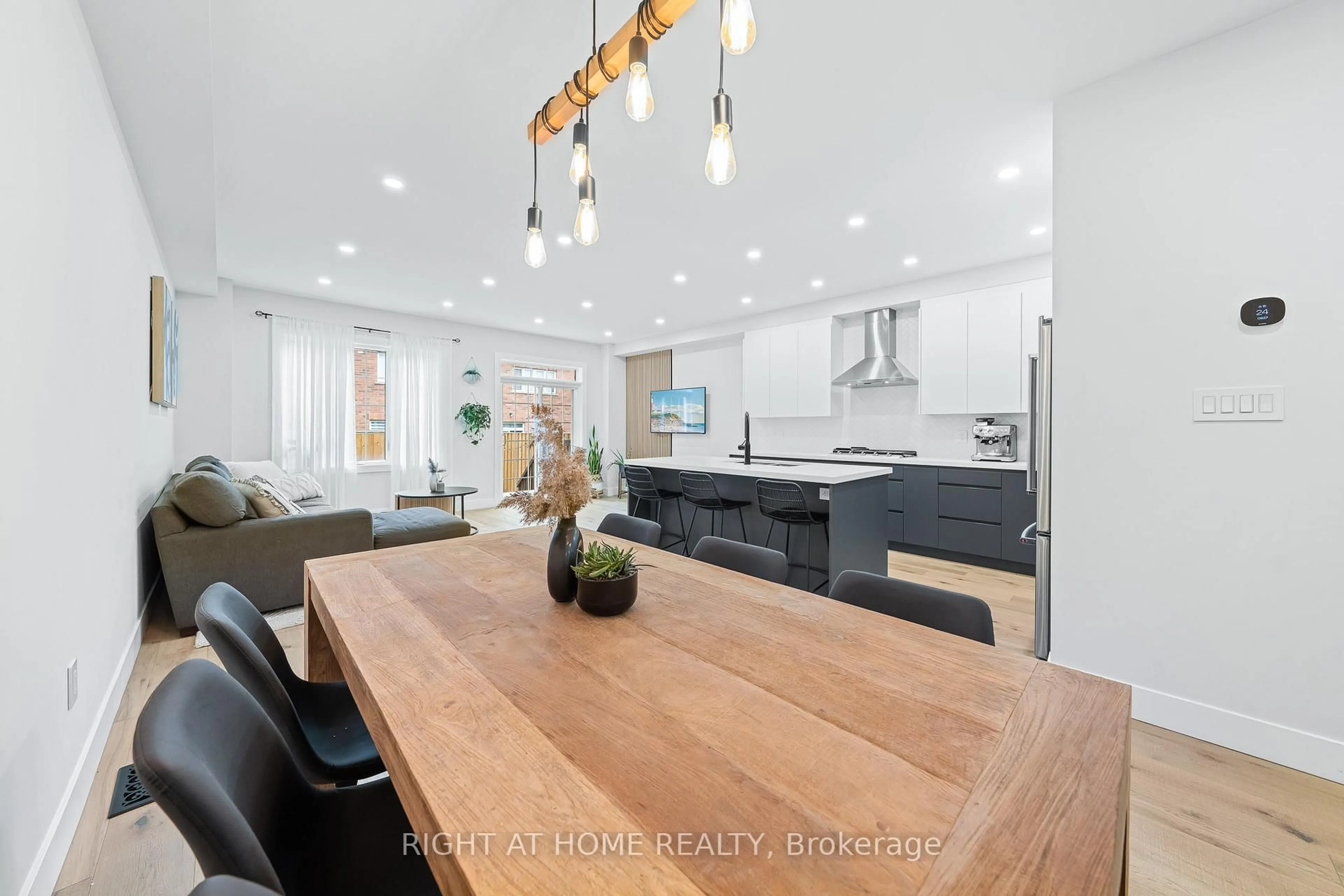 Open concept kitchen, wood/laminate floor for 8777 Dufferin St #13, Vaughan Ontario L4J 8W3