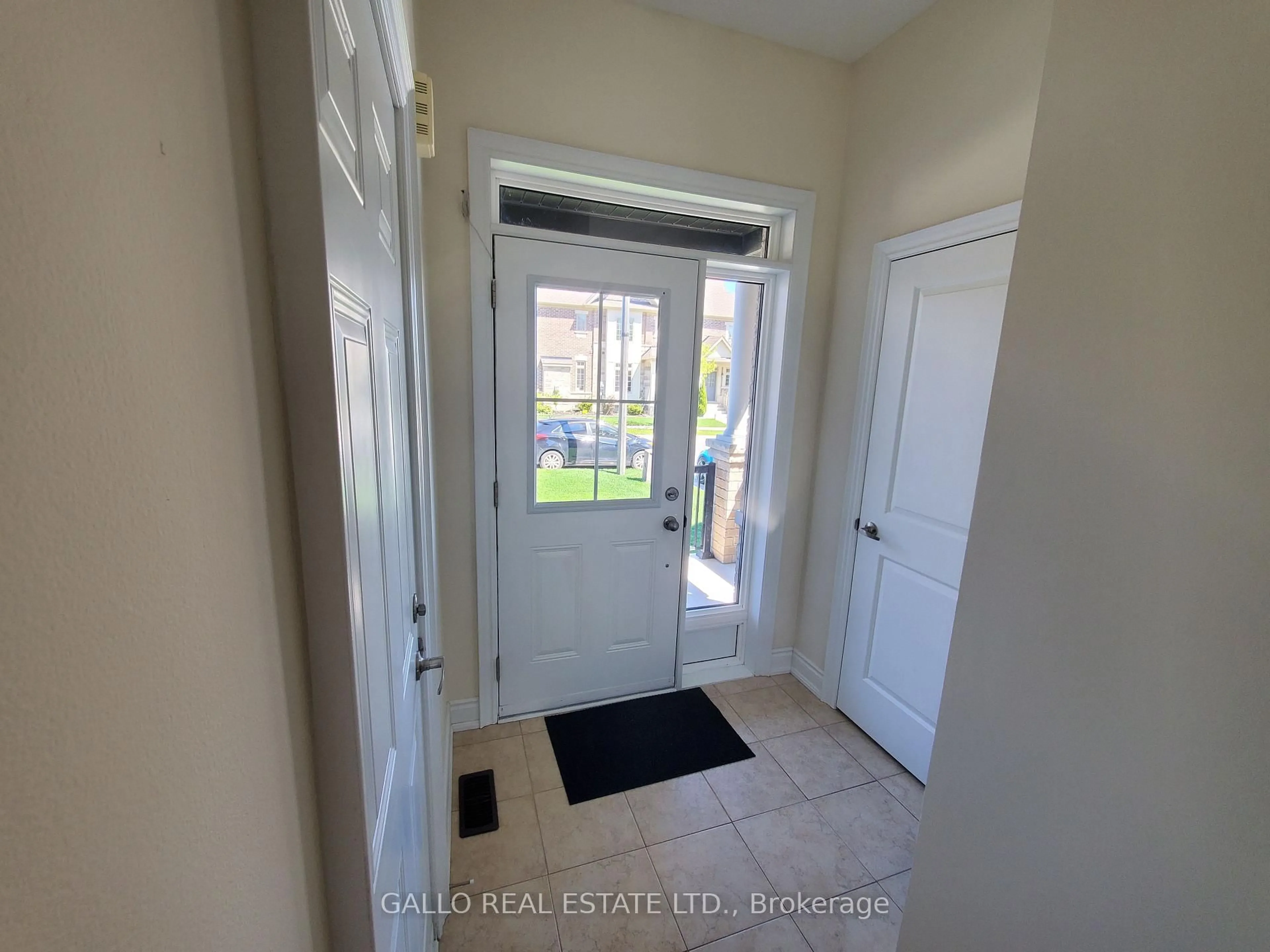 Indoor entryway for 124 Countryman Rd, East Gwillimbury Ontario L9N 0N8