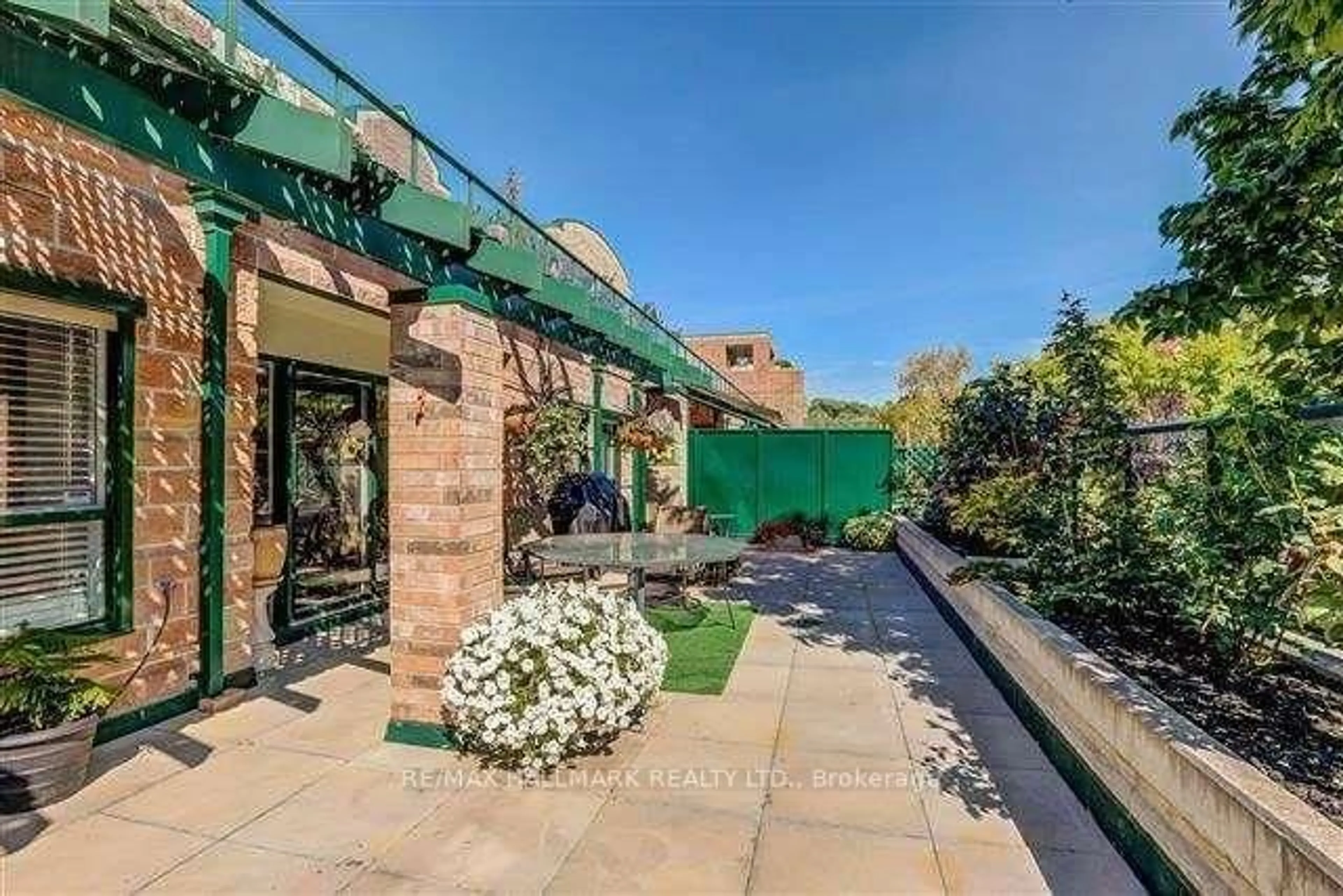 Patio, street for 121 Woodbridge Ave #122, Vaughan Ontario L4L 9E3