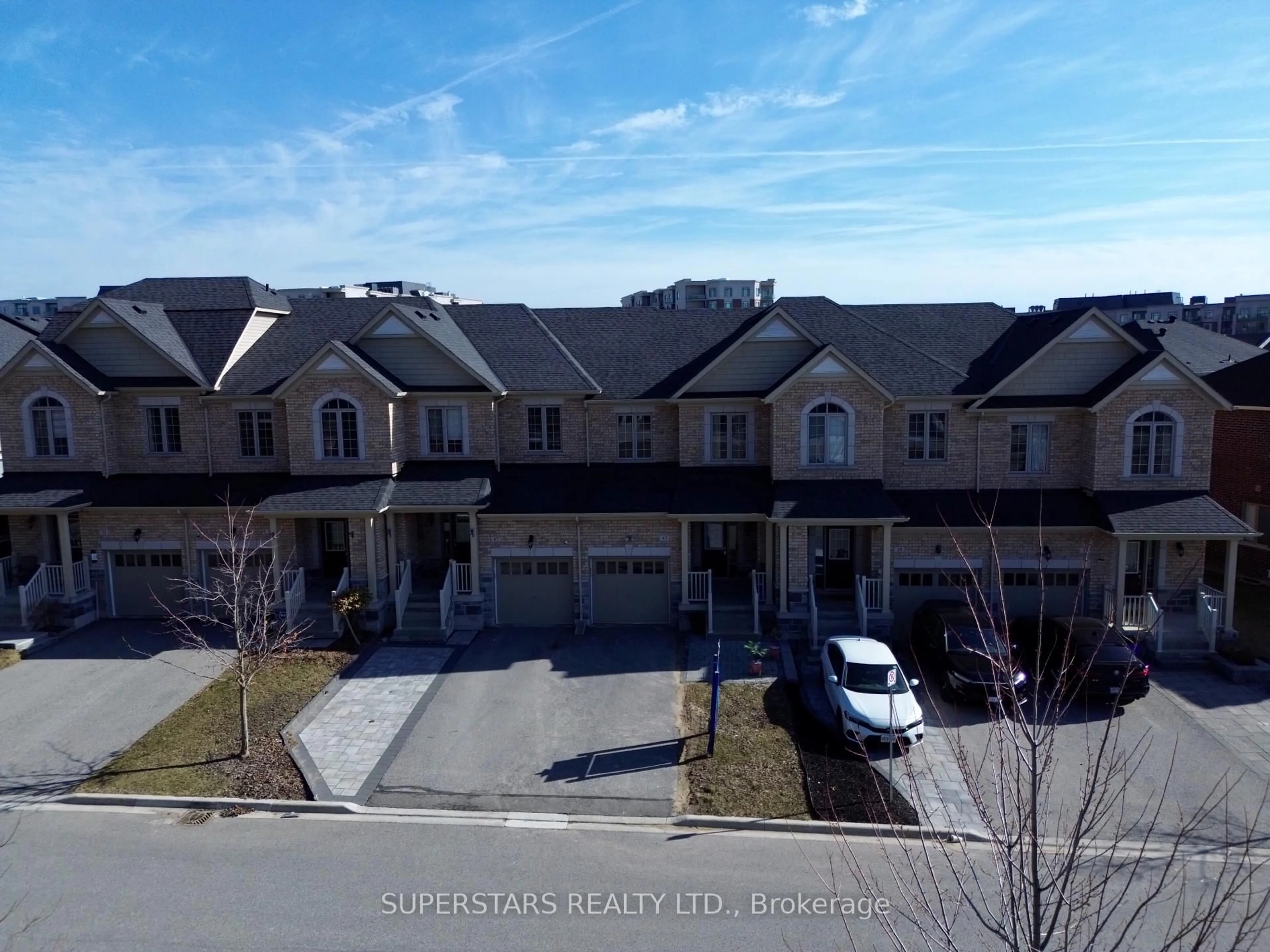 A pic from outside/outdoor area/front of a property/back of a property/a pic from drone, street for 43 Radial Dr, Aurora Ontario L4G 0Z8