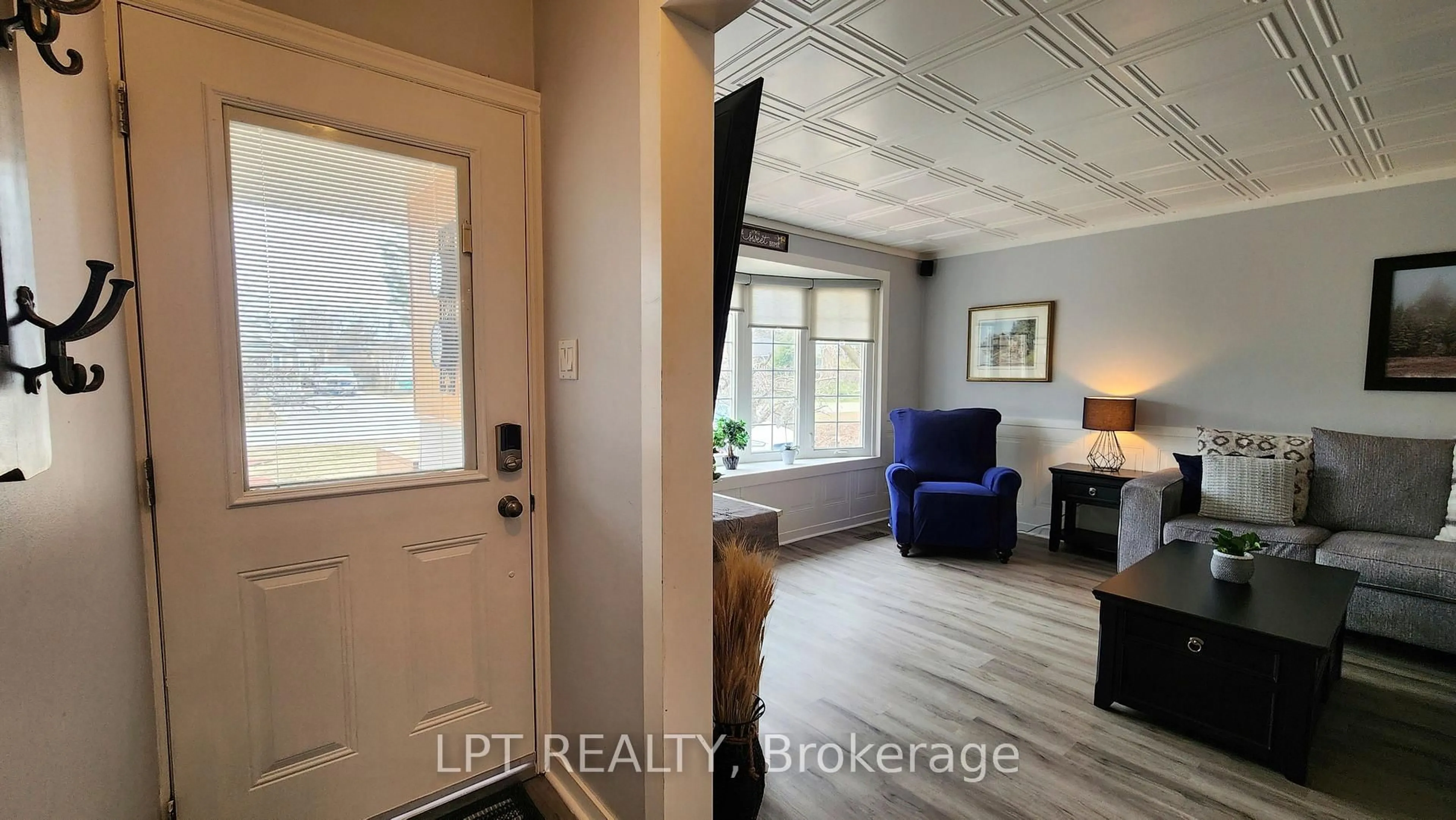 Indoor entryway for 2049 Northern Ave, Innisfil Ontario L9S 1Z4