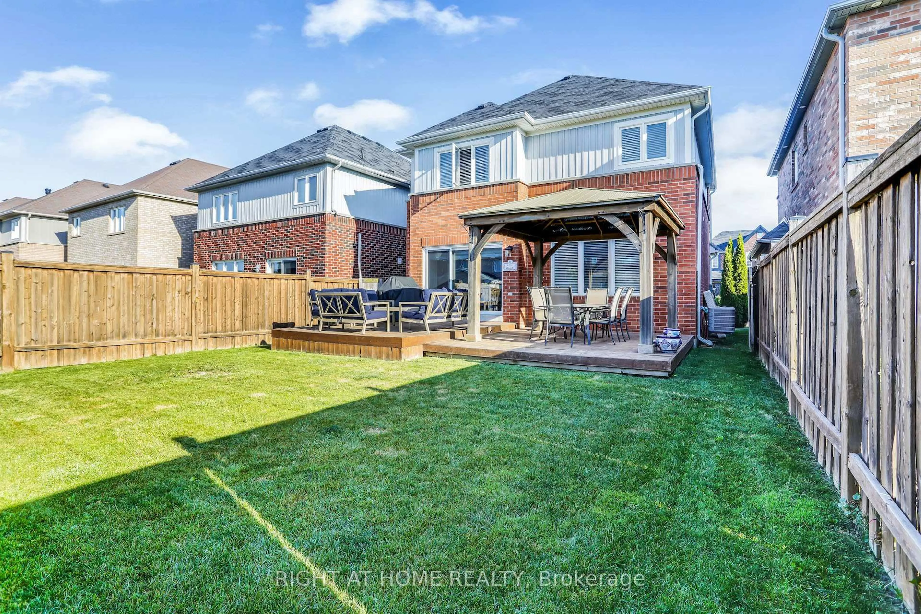A pic from outside/outdoor area/front of a property/back of a property/a pic from drone, street for 19 Amberwing Landing, Bradford West Gwillimbury Ontario L3Z 0H9