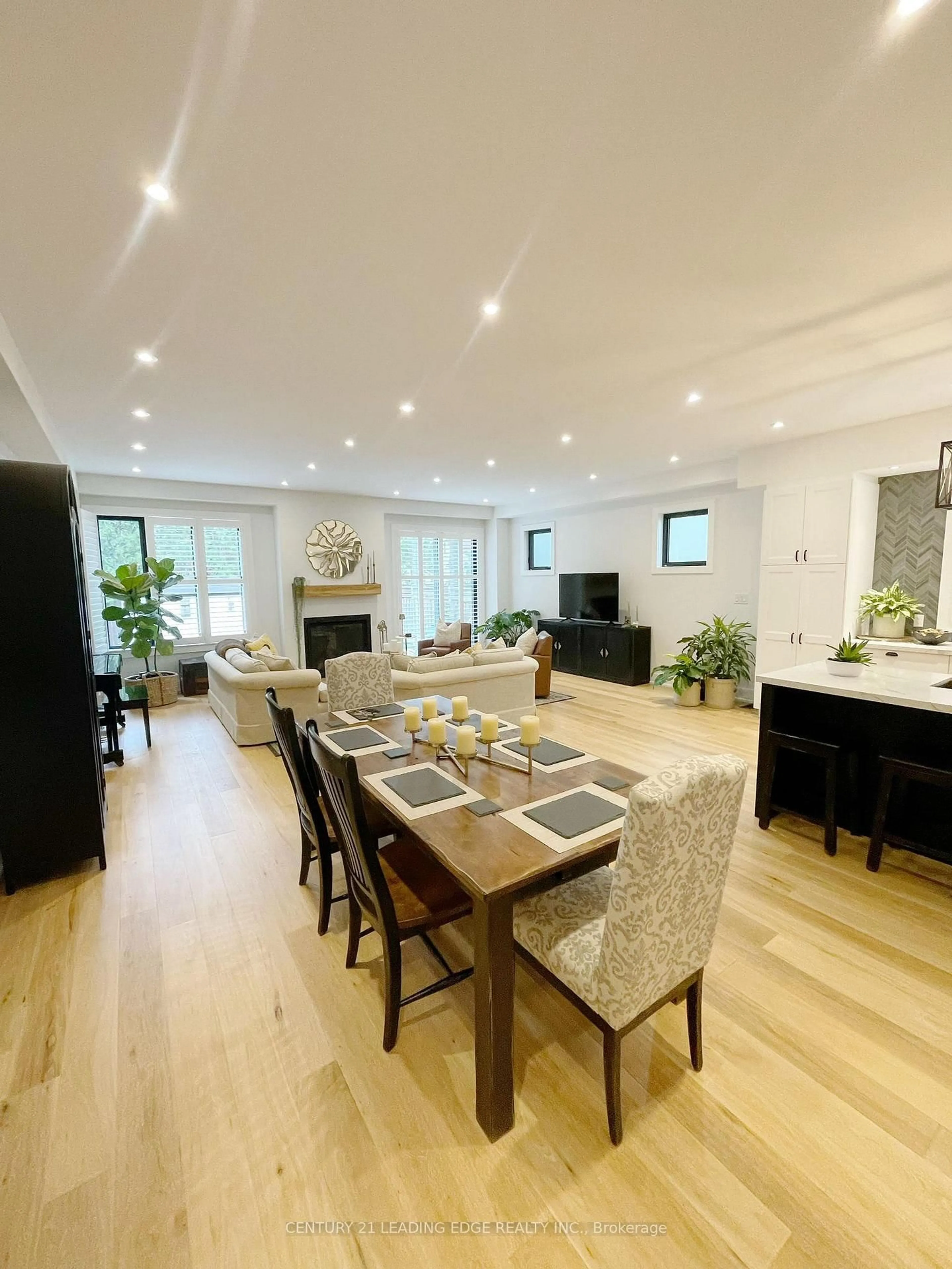 Dining room, wood/laminate floor for 30 Victoria St, Whitchurch-Stouffville Ontario L4A 3R7