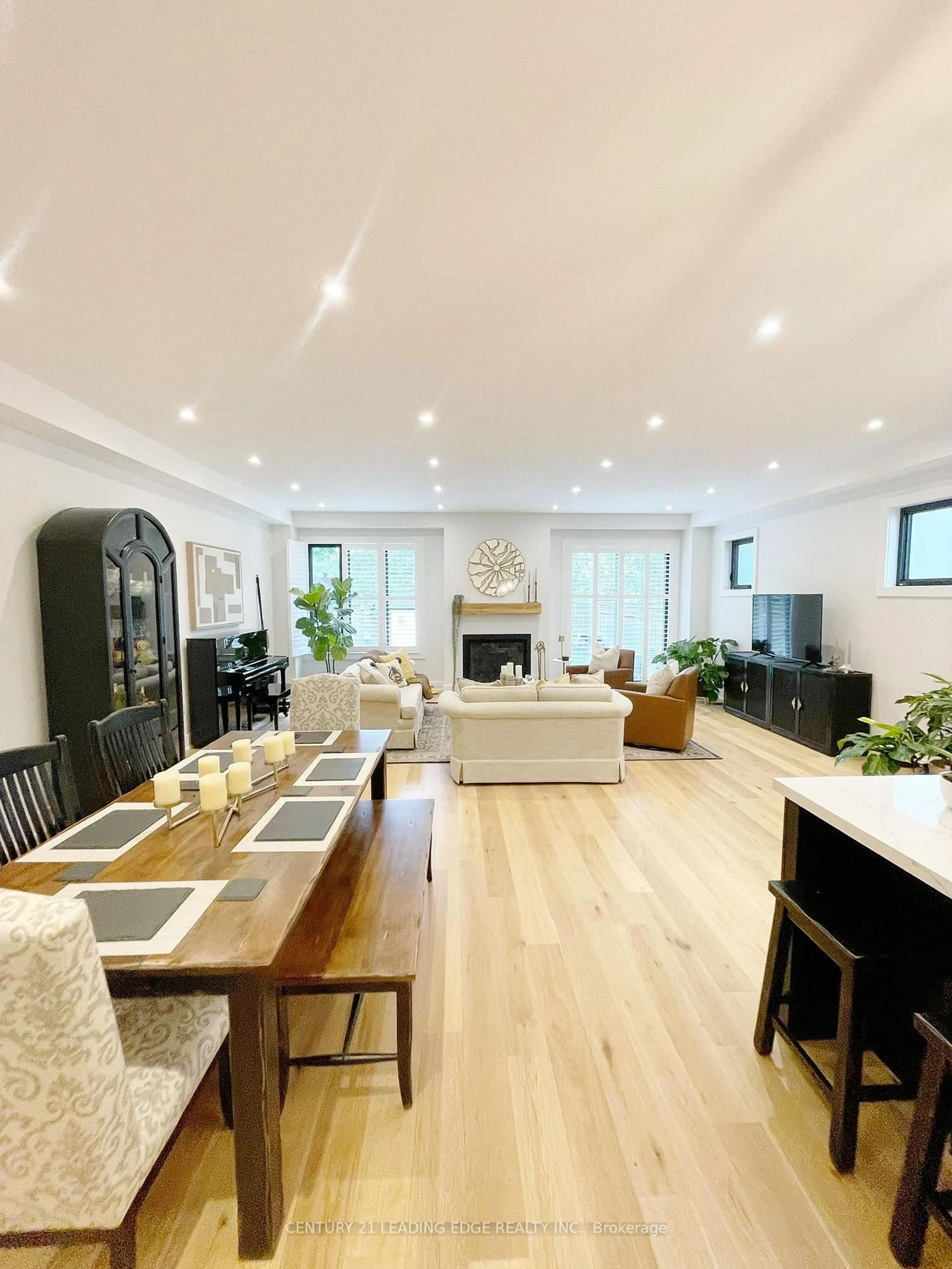 Open concept kitchen, wood/laminate floor for 30 Victoria St, Whitchurch-Stouffville Ontario L4A 3R7