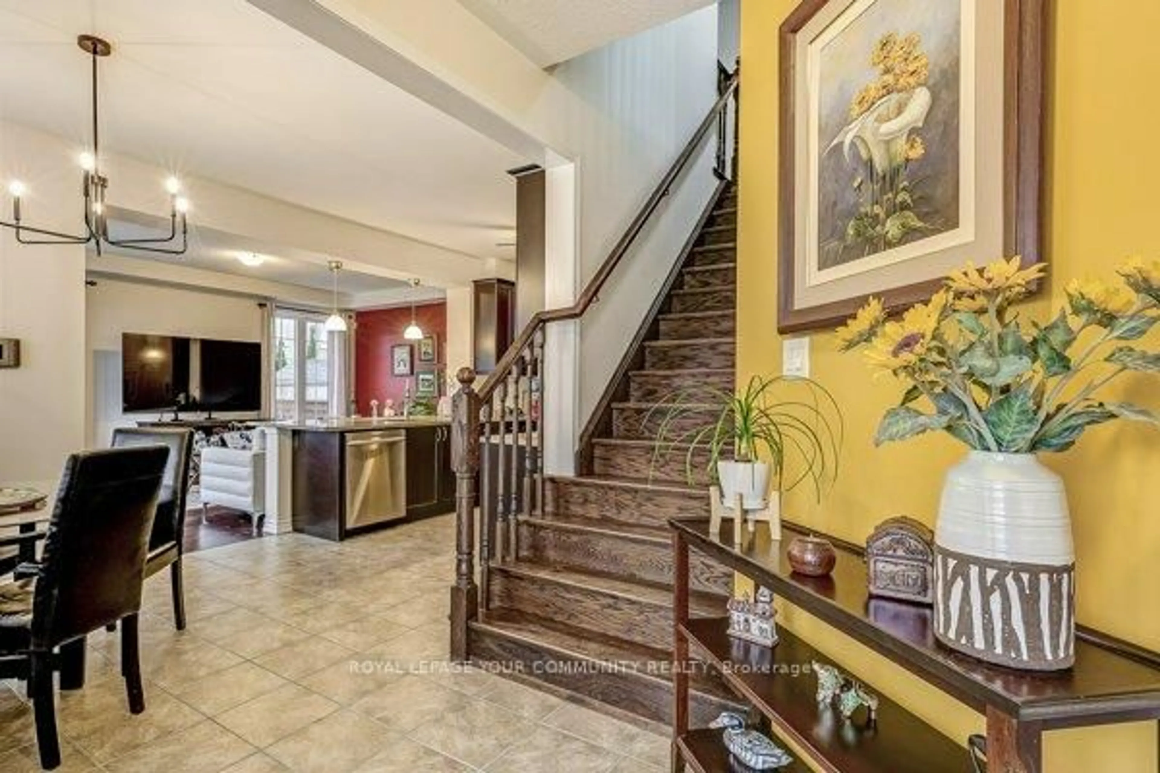 Indoor foyer for 290 Thomas Phillips Dr, Aurora Ontario L4G 0T4