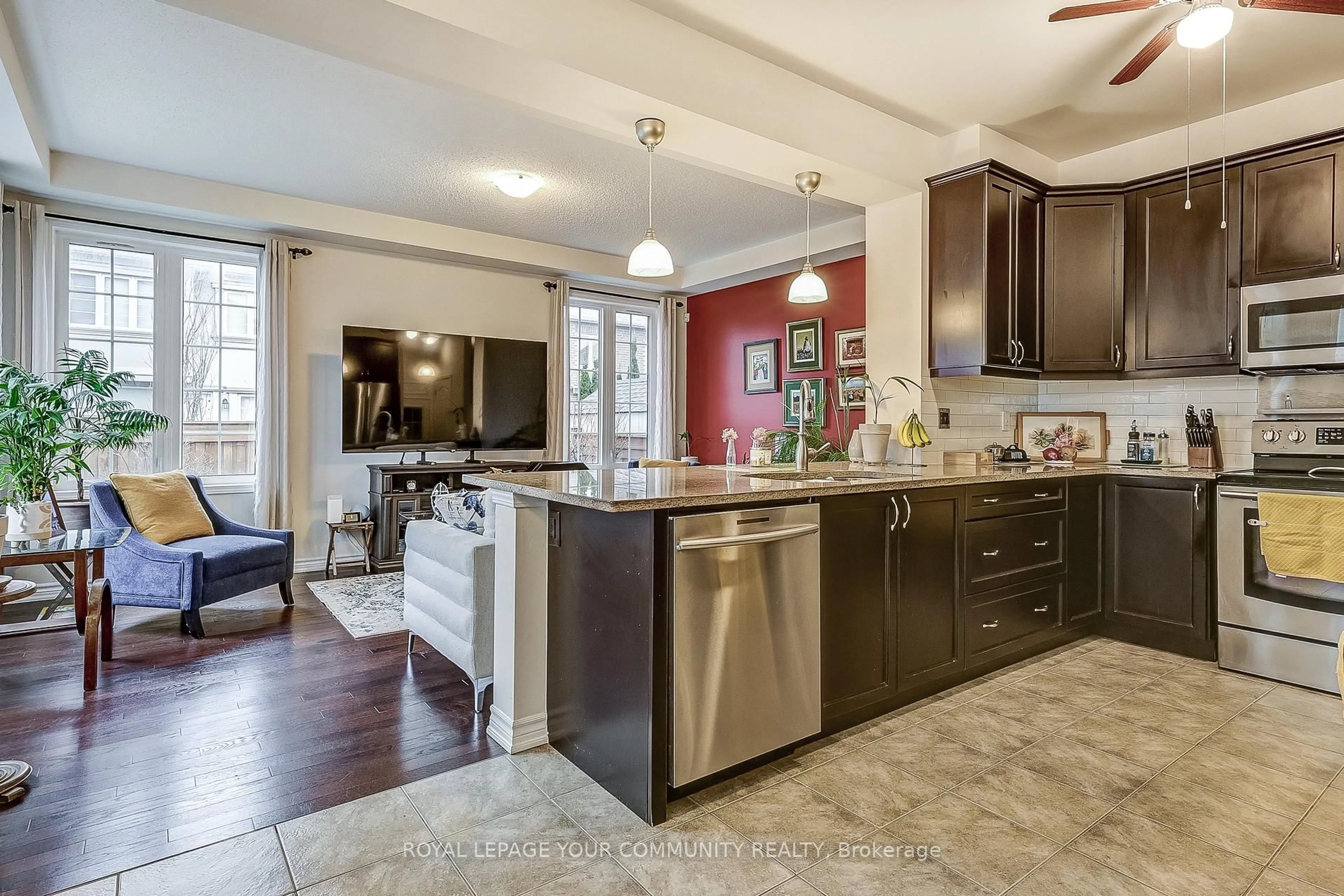 Open concept kitchen, ceramic/tile floor for 290 Thomas Phillips Dr, Aurora Ontario L4G 0T4
