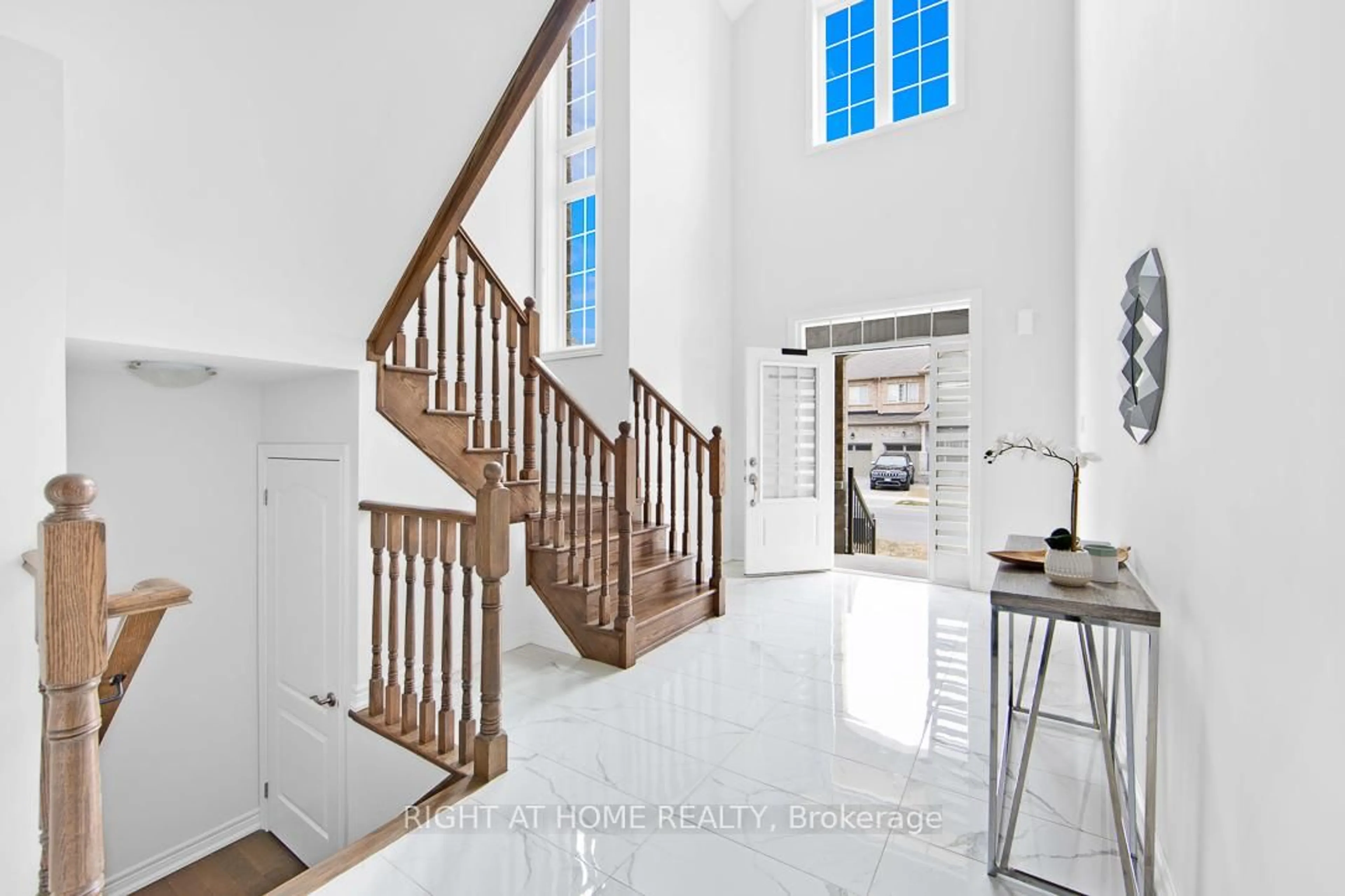 Indoor entryway for 46 Frederick Taylor Way, East Gwillimbury Ontario L0G 1M0